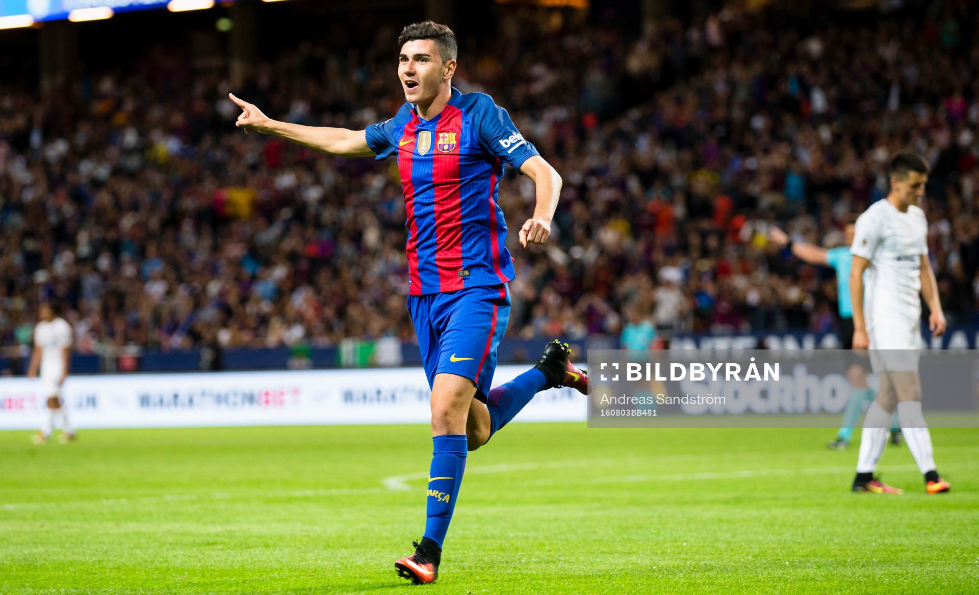 Barcelonas Rafael Mujica gör 4-2 under fotbollsmatchen i International Champions Cup mellan Barcelona och Leicester City den 3 Augusti 2016 i Stockholm. 