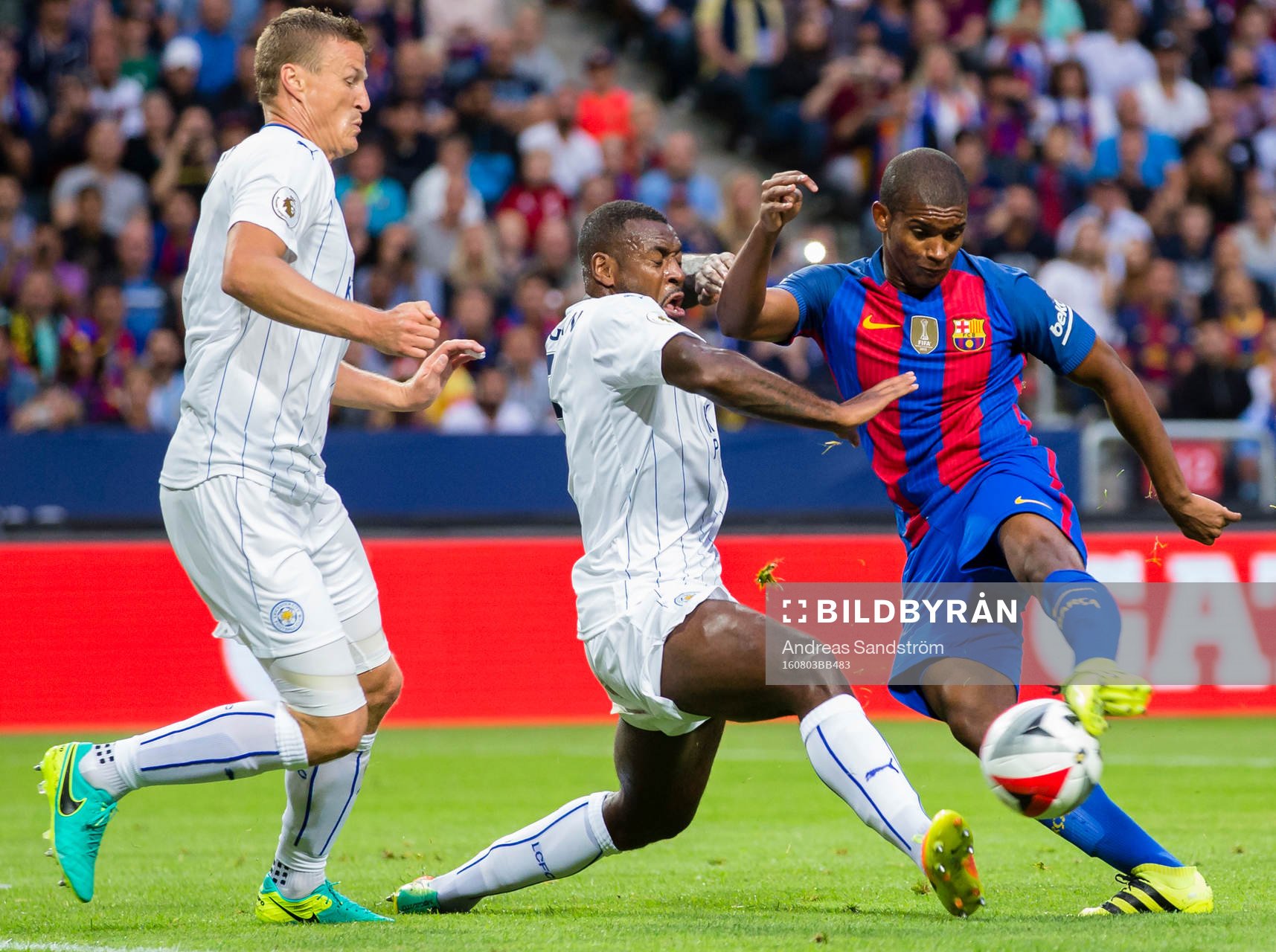 Barcelonas Marlon Santos och Leicester Citys Wes Morgan