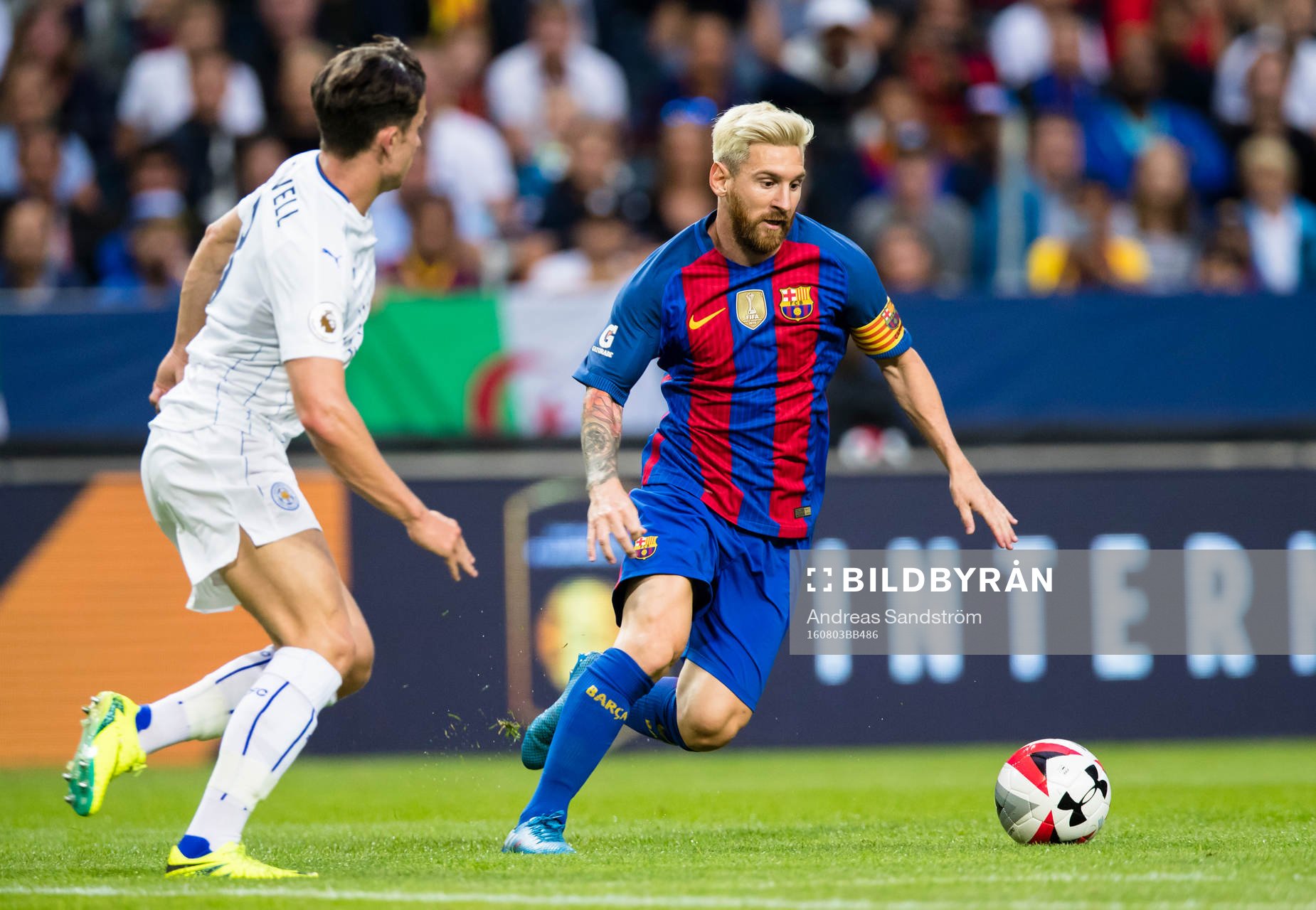 Barcelonas Leo Messi och Leicester Citys Ben Chillwell