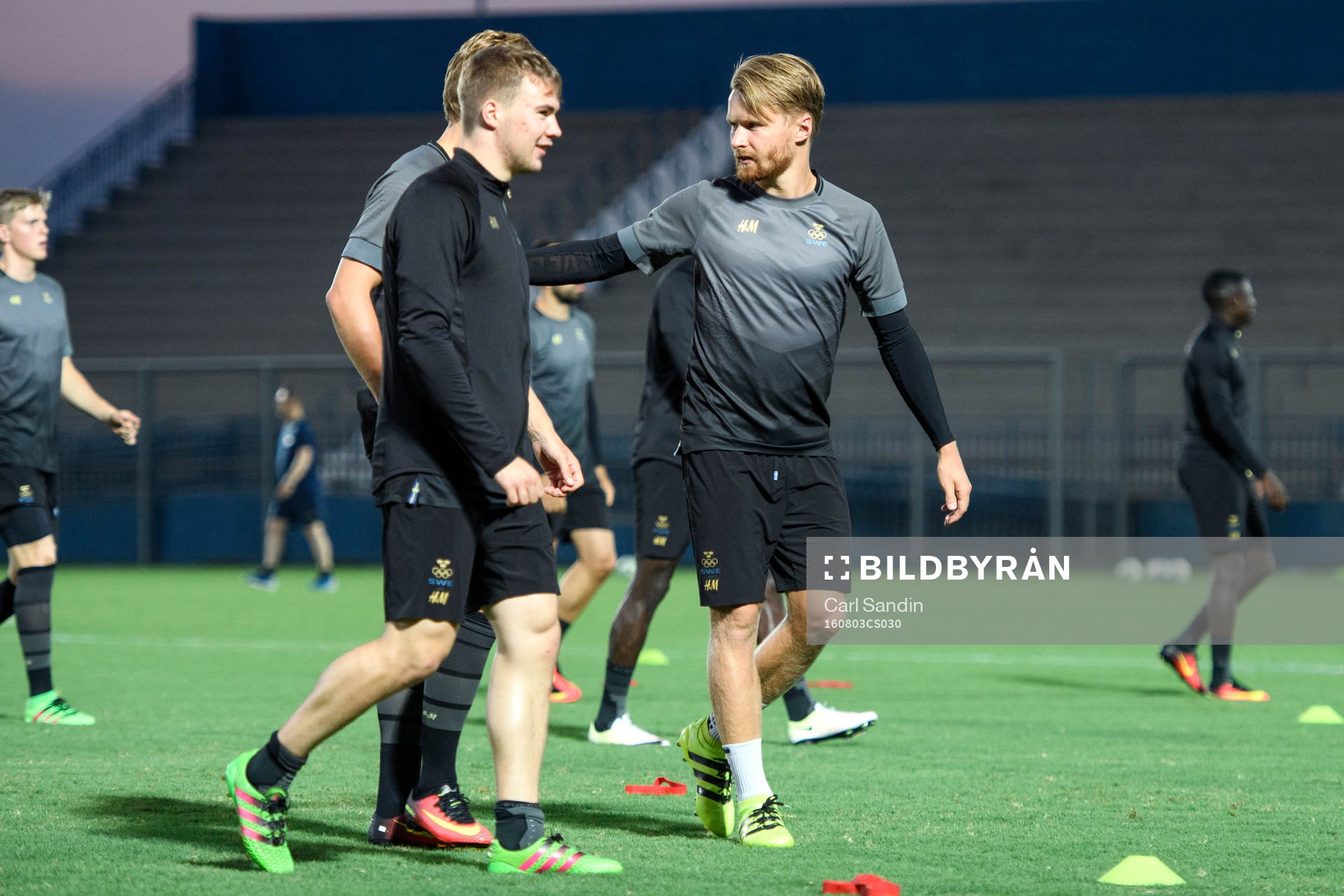 Sveriges Simon Tibbling och Jacob Une Larsson på en