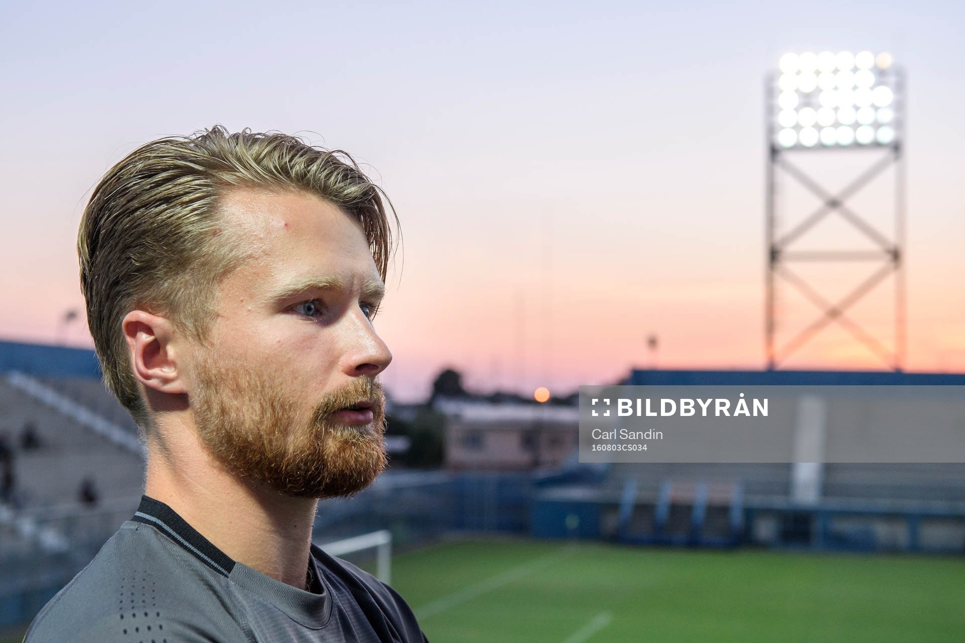 Sveriges Jacob Une Larsson blir intervjuad innan en