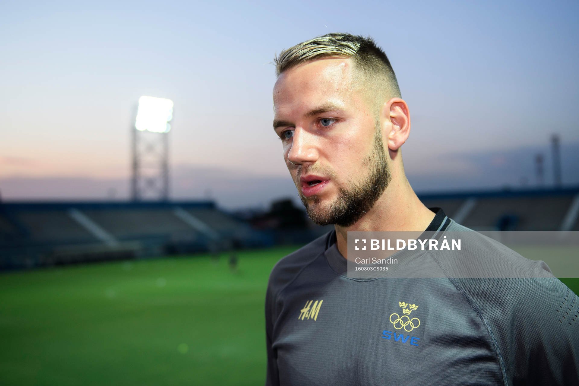 Sveriges Alexander Milosevic blir intervjuad innan en
