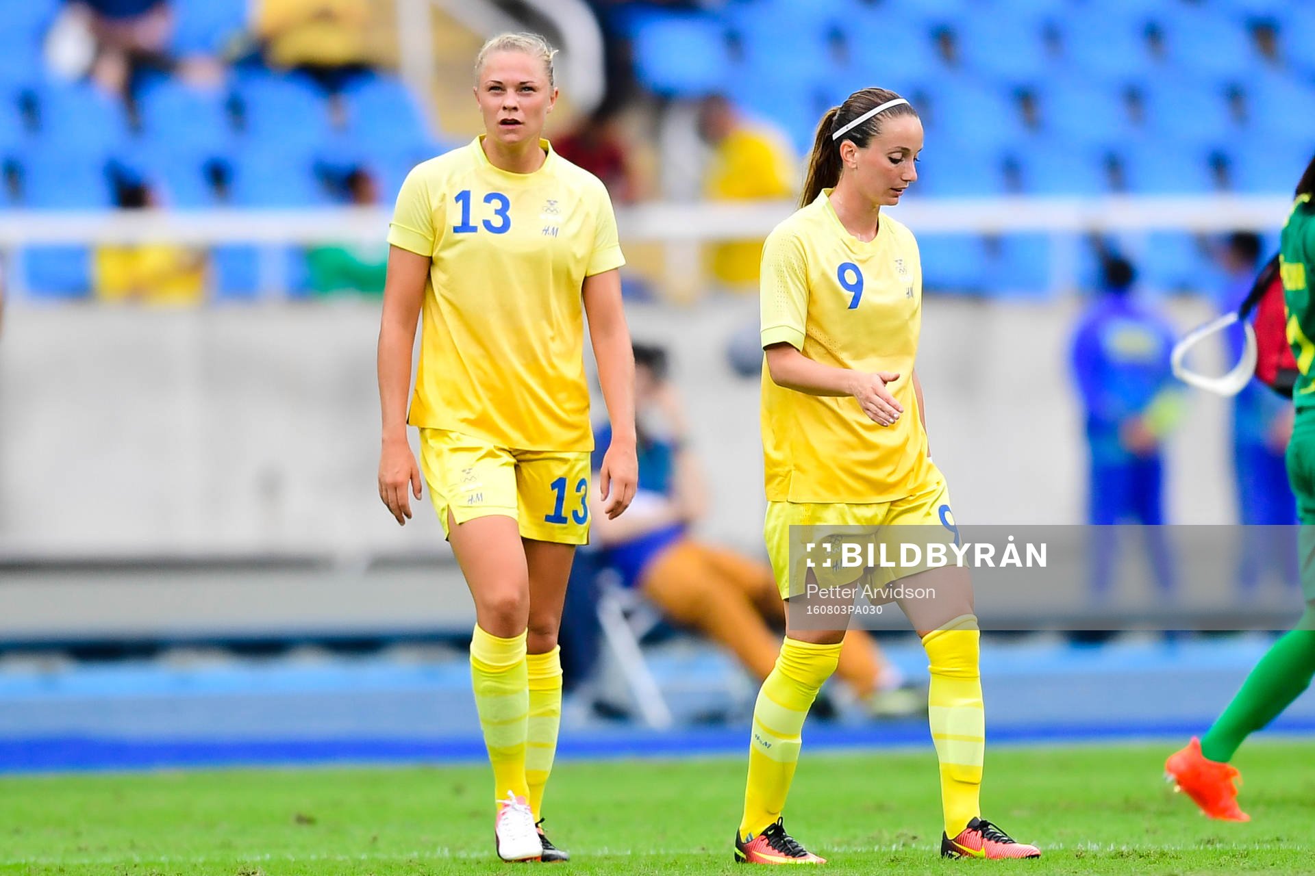 Sveriges Fridolina Rolfö  och Kosovare Asllani deppar