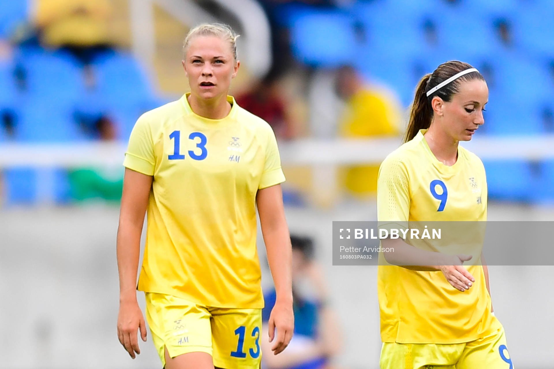 Sveriges Fridolina Rolfö  och Kosovare Asllani deppar