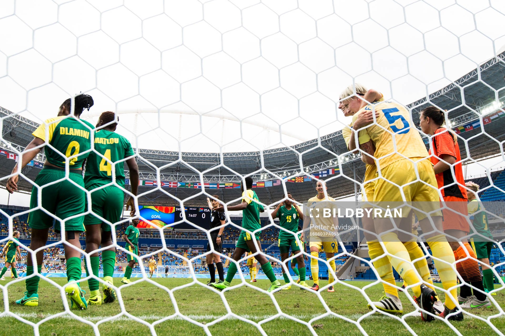 Sveriges Nilla Fischer kramas om av Linda Sembrant efter 1-0 målet i fotbollsmatchen mellan Sverige och Sydafrika den 3 augusti 2016 under OS i Rio de Janeiro.