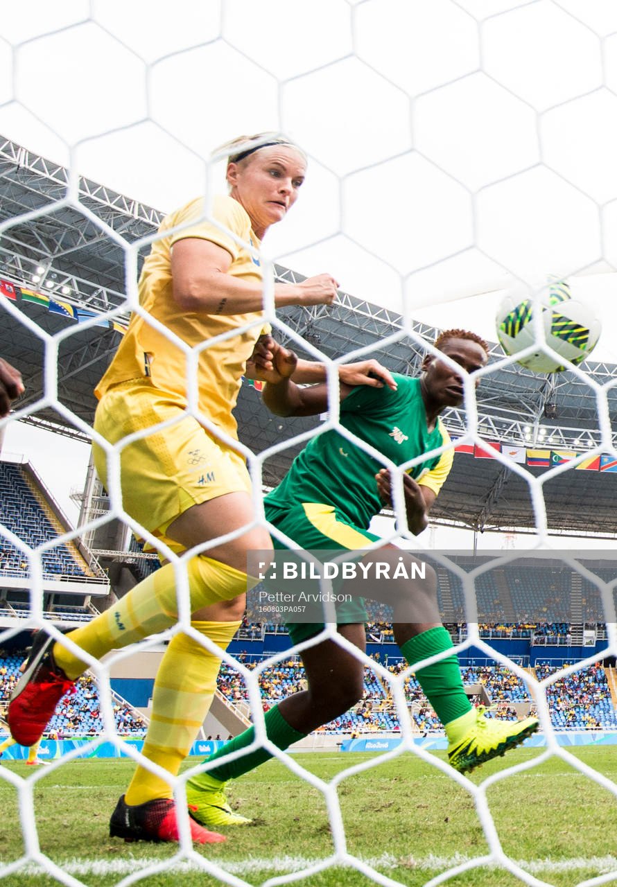 Sveriges Nilla Fischer gör 1-0 i kamp med Sydafrikas Noko Matlou i fotbollsmatchen mellan Sverige och Sydafrika den 3 augusti 2016 under OS i Rio de Janeiro.