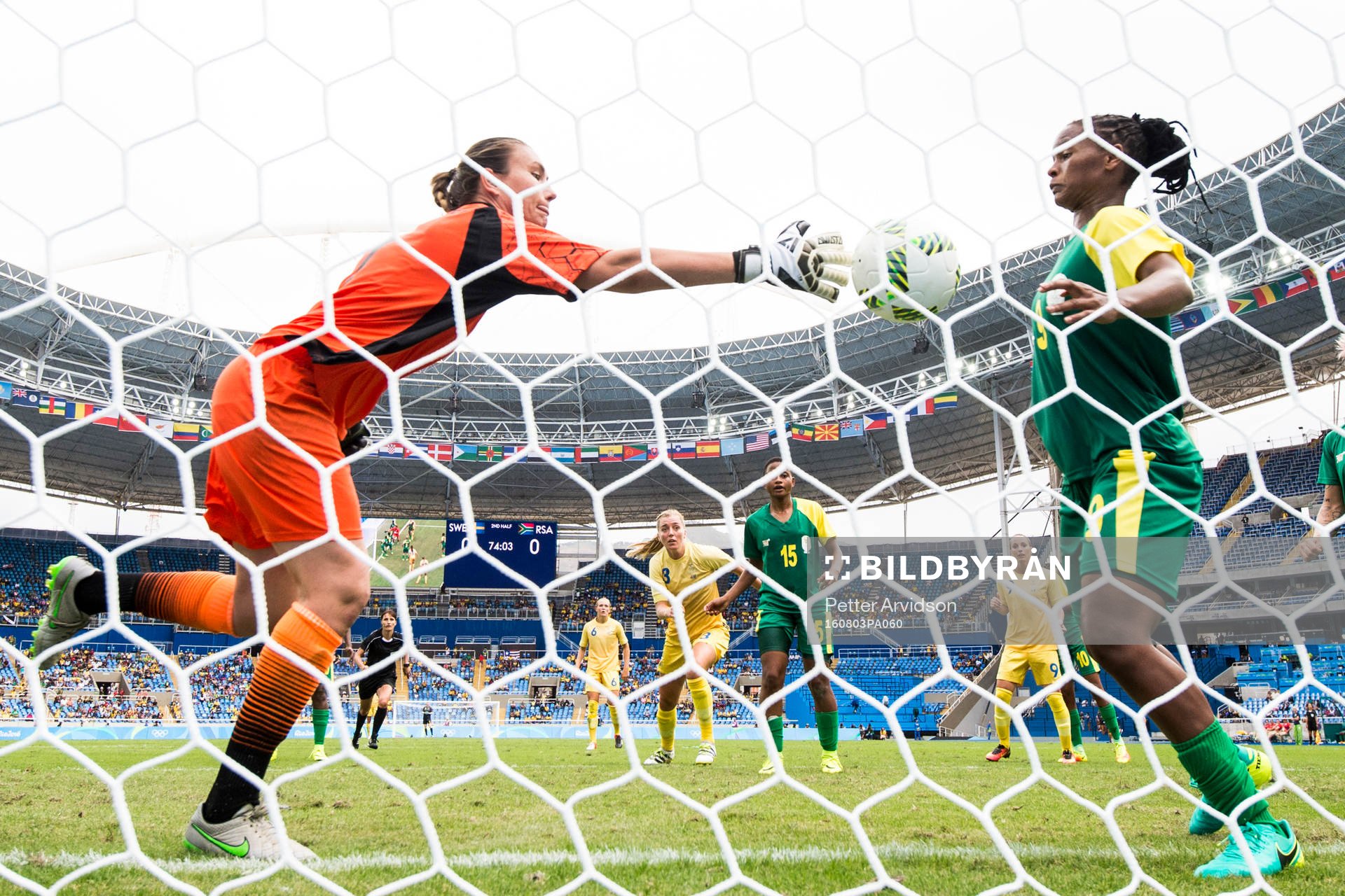 Sveriges Linda Sembrant med målchans mot Sydafrikas målvakt Roxanne Barker och Amanda Dlamini i fotbollsmatchen mellan Sverige och Sydafrika den 3 augusti 2016 under OS i Rio de Janeiro.