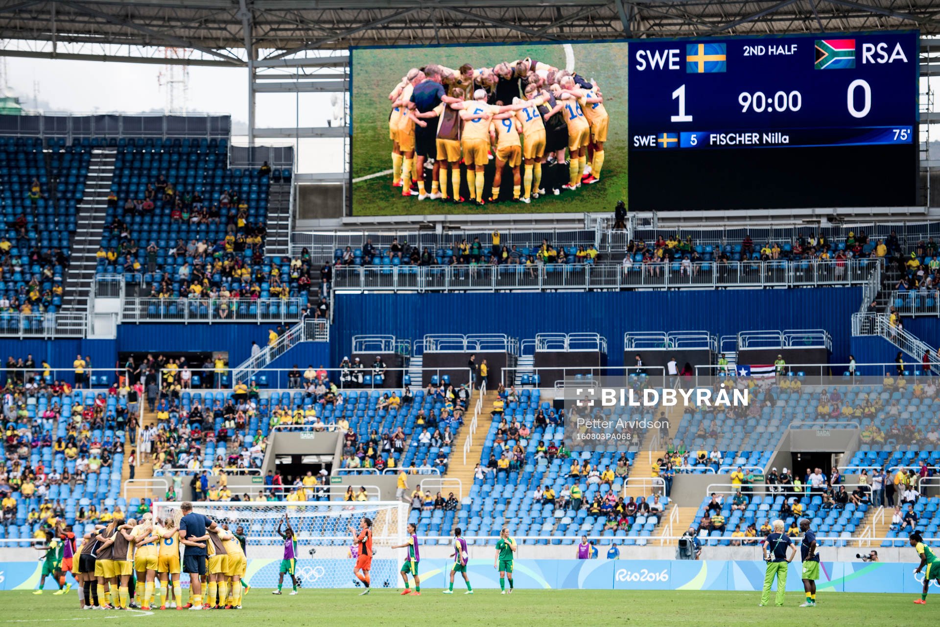 Sveriges spelare samlas i en ring på planen efter fotbollsmatchen mellan Sverige och Sydafrika den 3 augusti 2016 under OS i Rio de Janeiro.