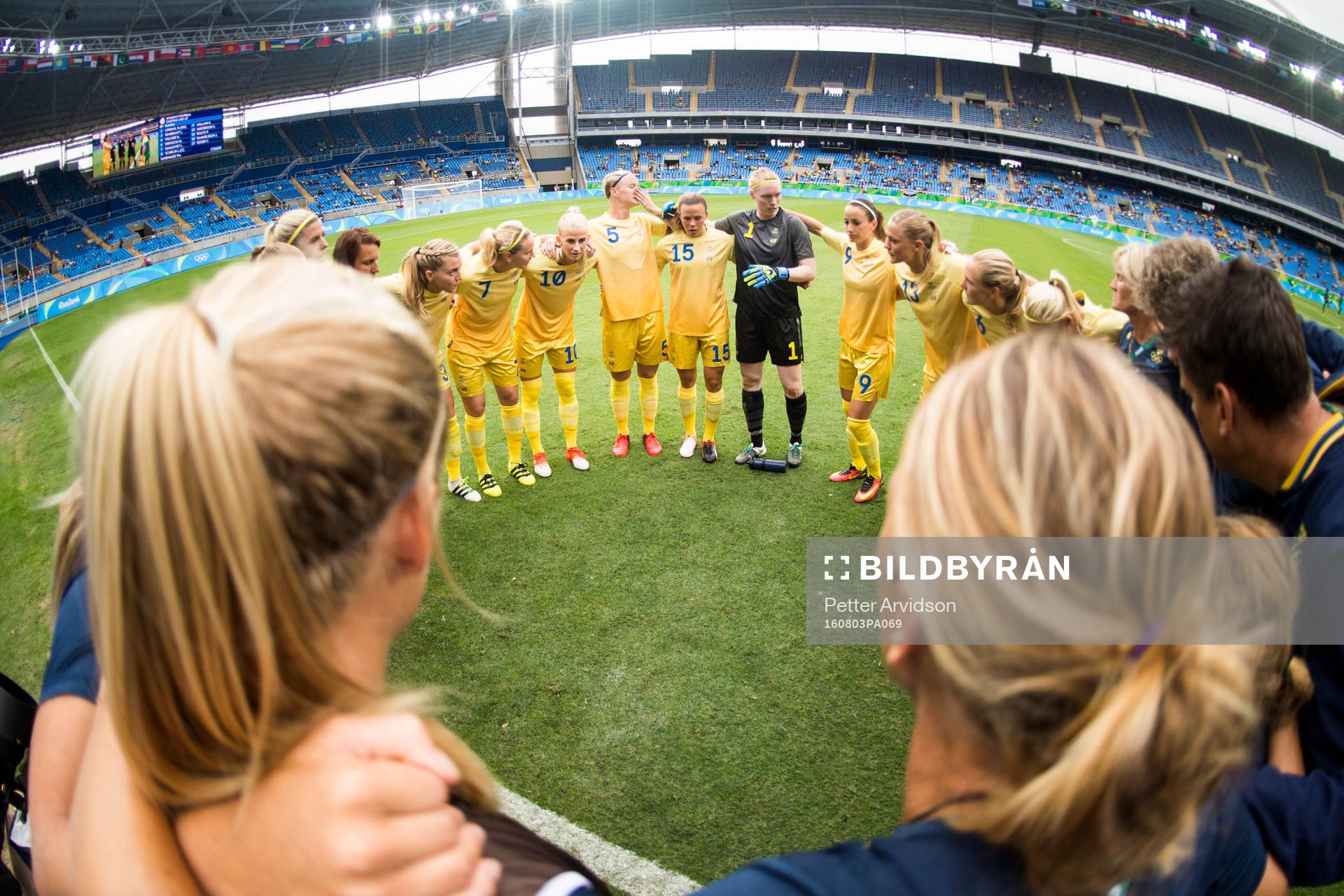 Sveriges spelare samlas i en ring inför fotbollsmatchen mellan Sverige och Sydafrika den 3 augusti 2016 under OS i Rio de Janeiro.