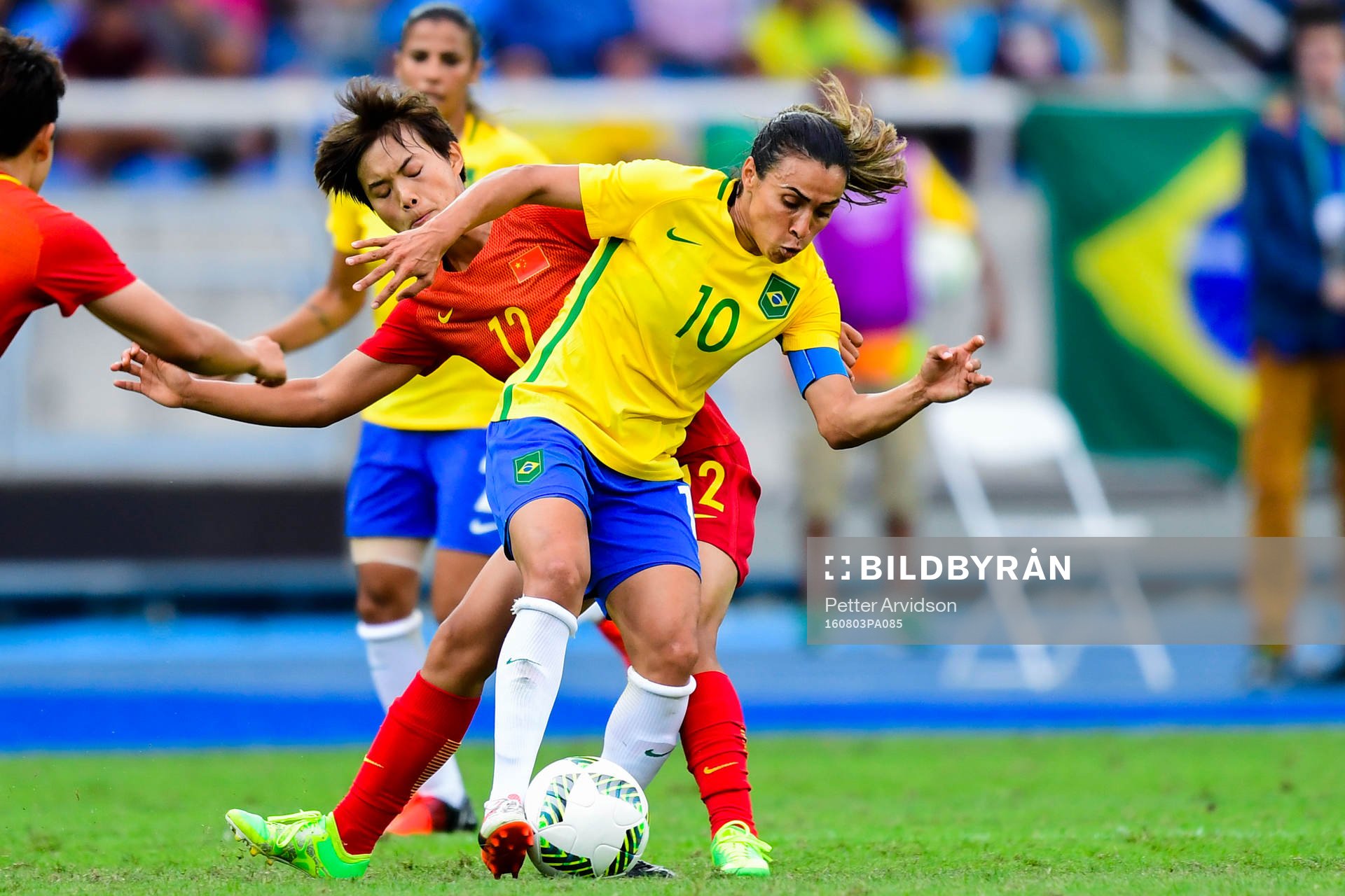 Kinas Shuang Wang och Brasiliens Marta under fotbollsmatchen mellan Brasilien och Kina den 3 augusti 2016 under OS i Rio de Janeiro.