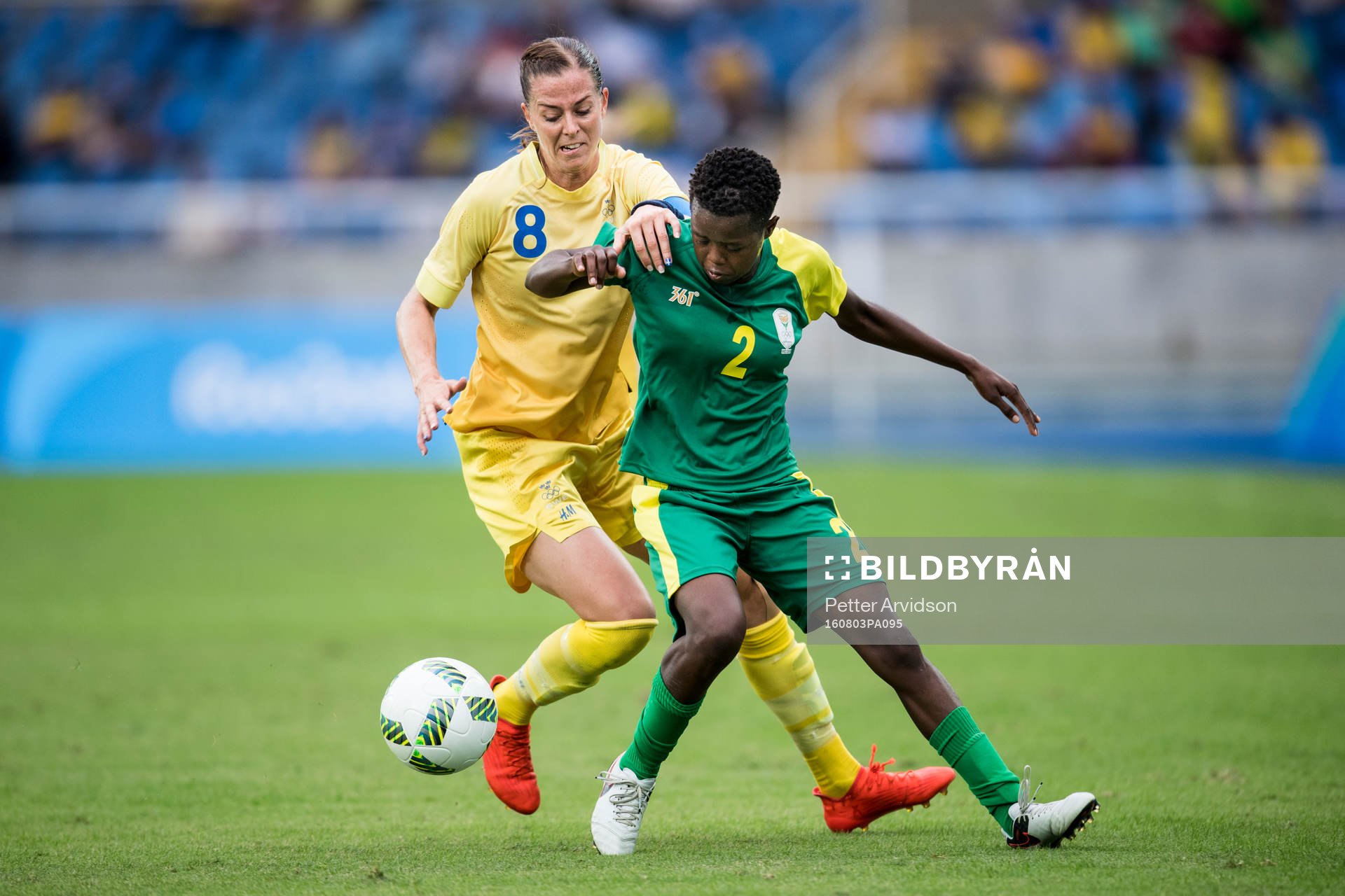 Sveriges Lotta Schelin och Sydafrikas Lebohang Ramalepe i