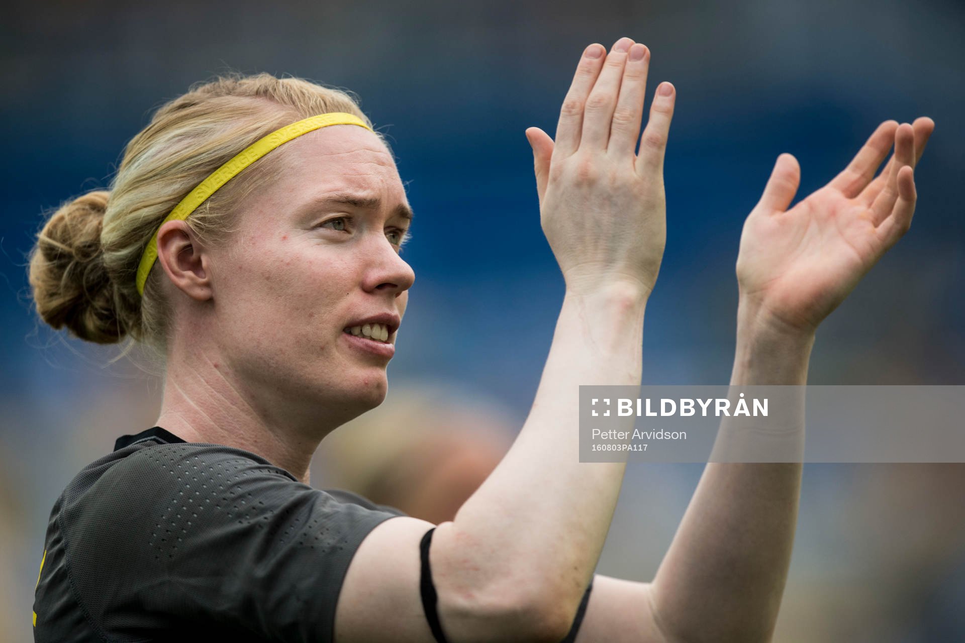 Sveriges målvakt Hedvig Lindahl tackar publiken