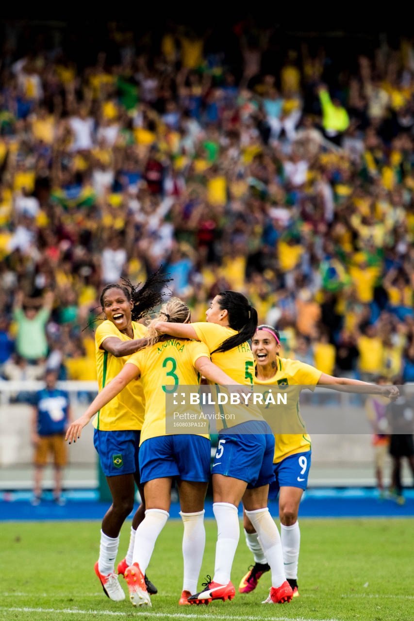Brasiliens spelare jublar