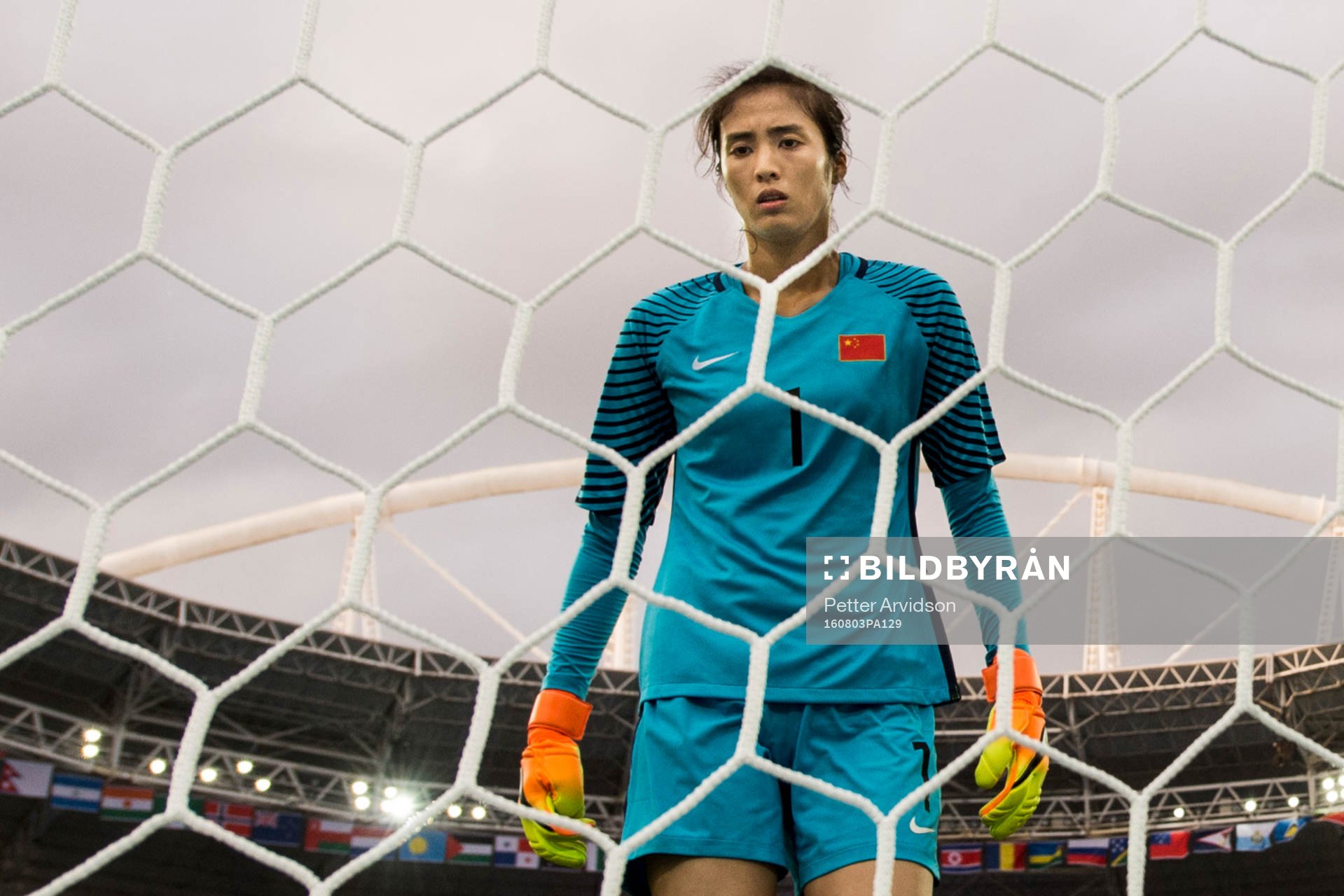 Kinas målvakt Lina Zhao deppar i fotbollsmatchen mellan