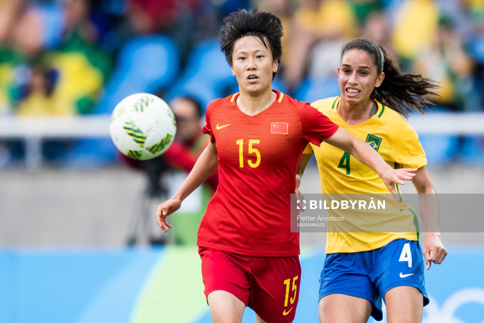 Kinas Rui Zhang och Brasiliens Rafaelle i fotbollsmatchen