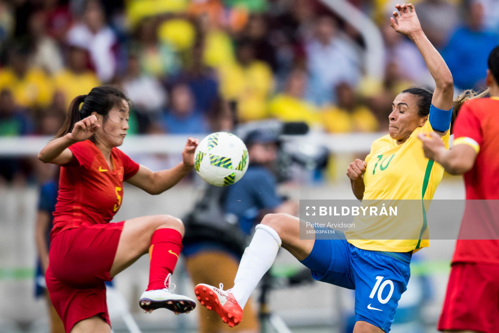 Kinas Haiyan Wu och Brasiliens Marta i fotbollsmatchen