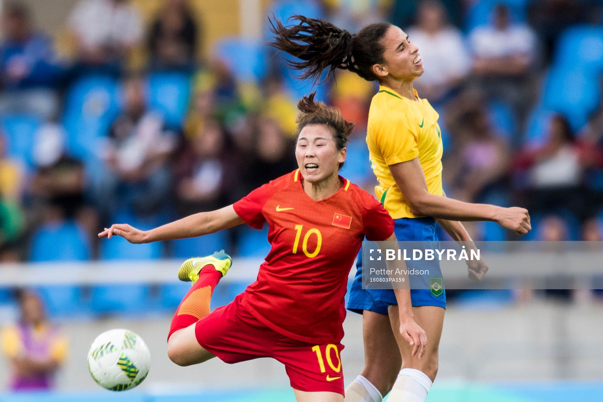 Kinas Li Yang och Brasiliens Rafaelle i fotbollsmatchen mellan Brasilien och Kina den 3 augusti 2016 under OS i Rio de Janeiro.
