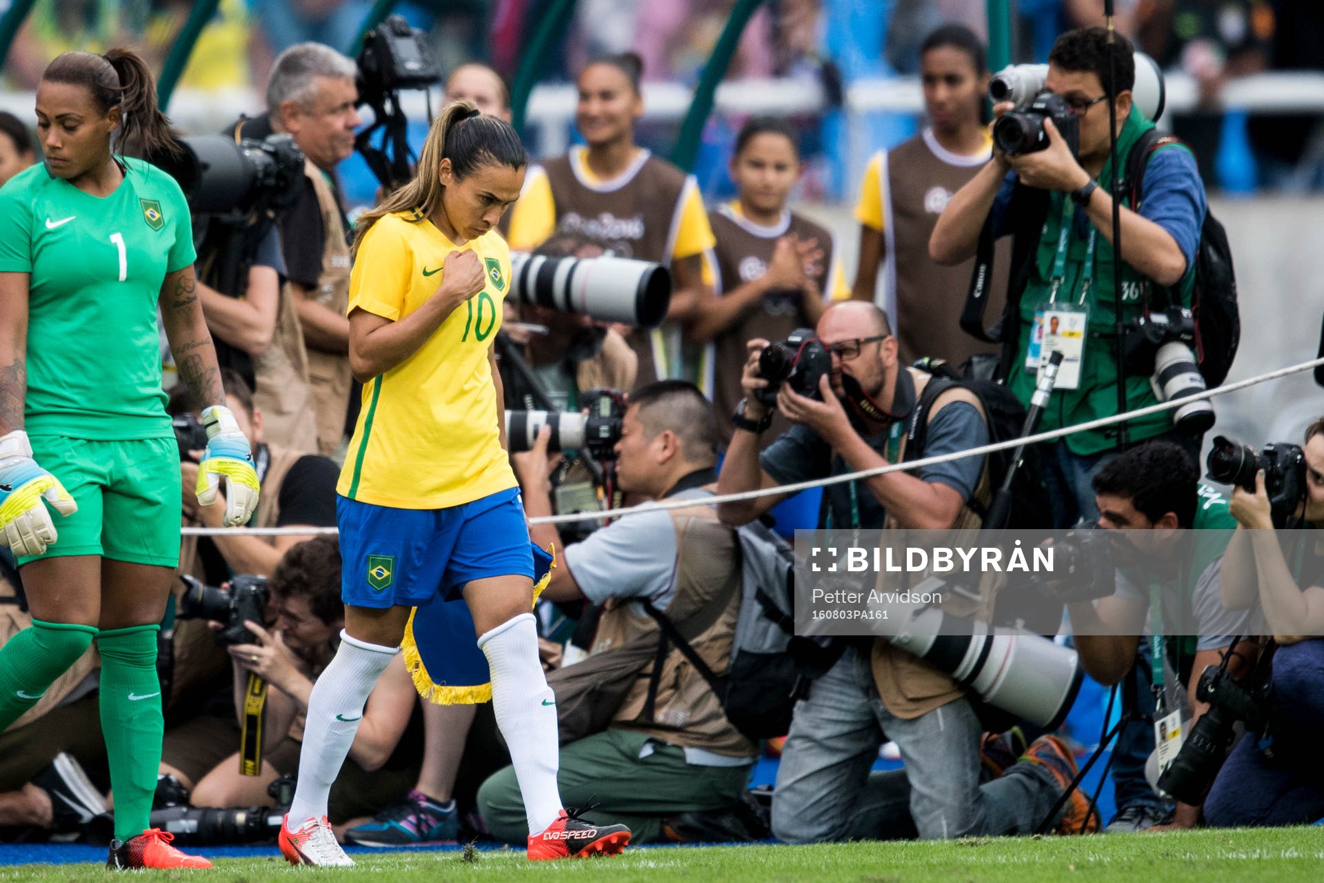 Brasiliens Marta gör entré i fotbollsmatchen mellan