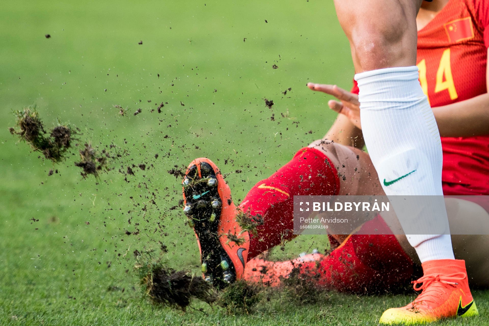 Tackling i fotbollsmatchen mellan Brasilien och Kina