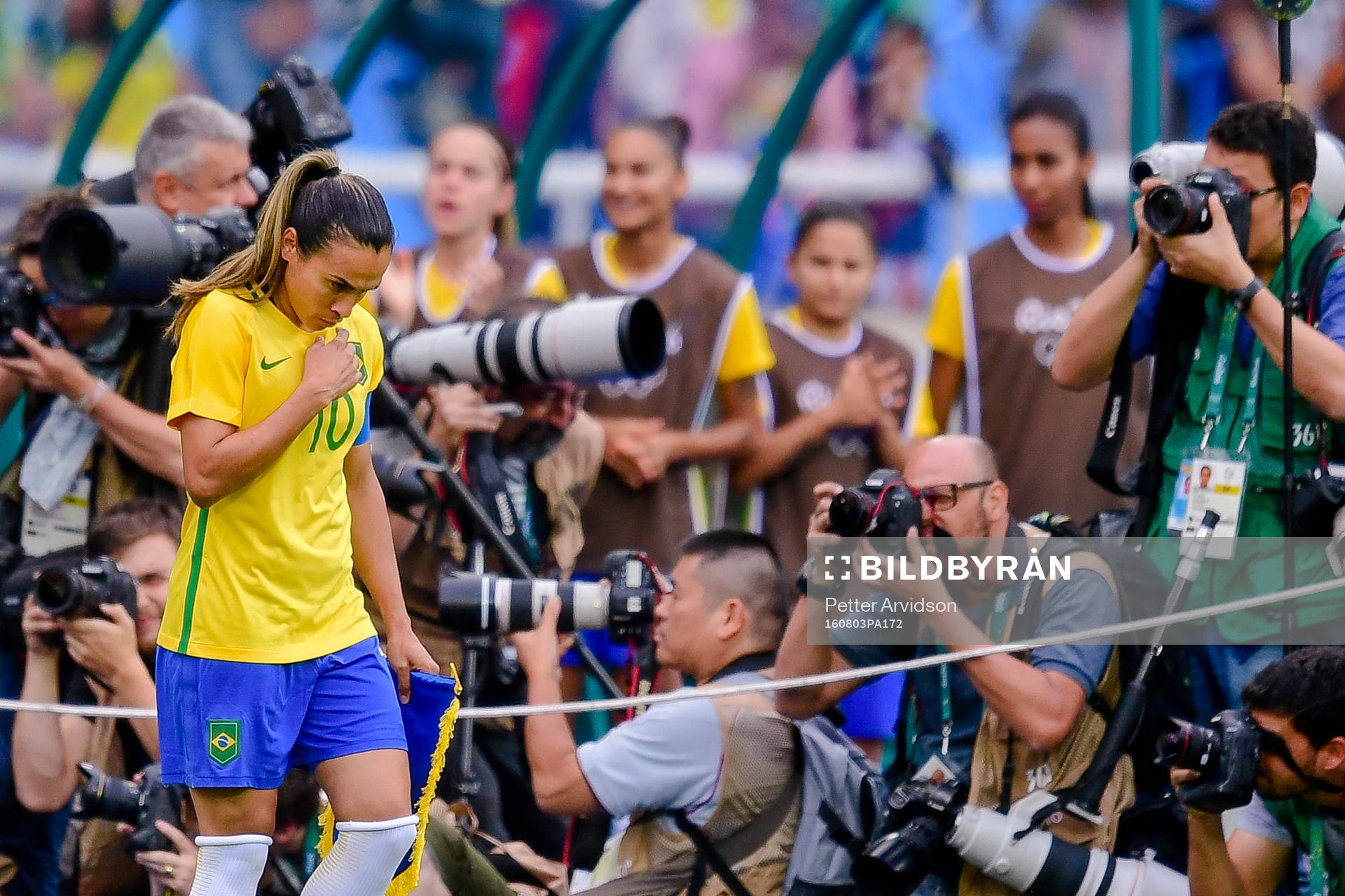 Brasiliens Marta går förbi fotograferna före
