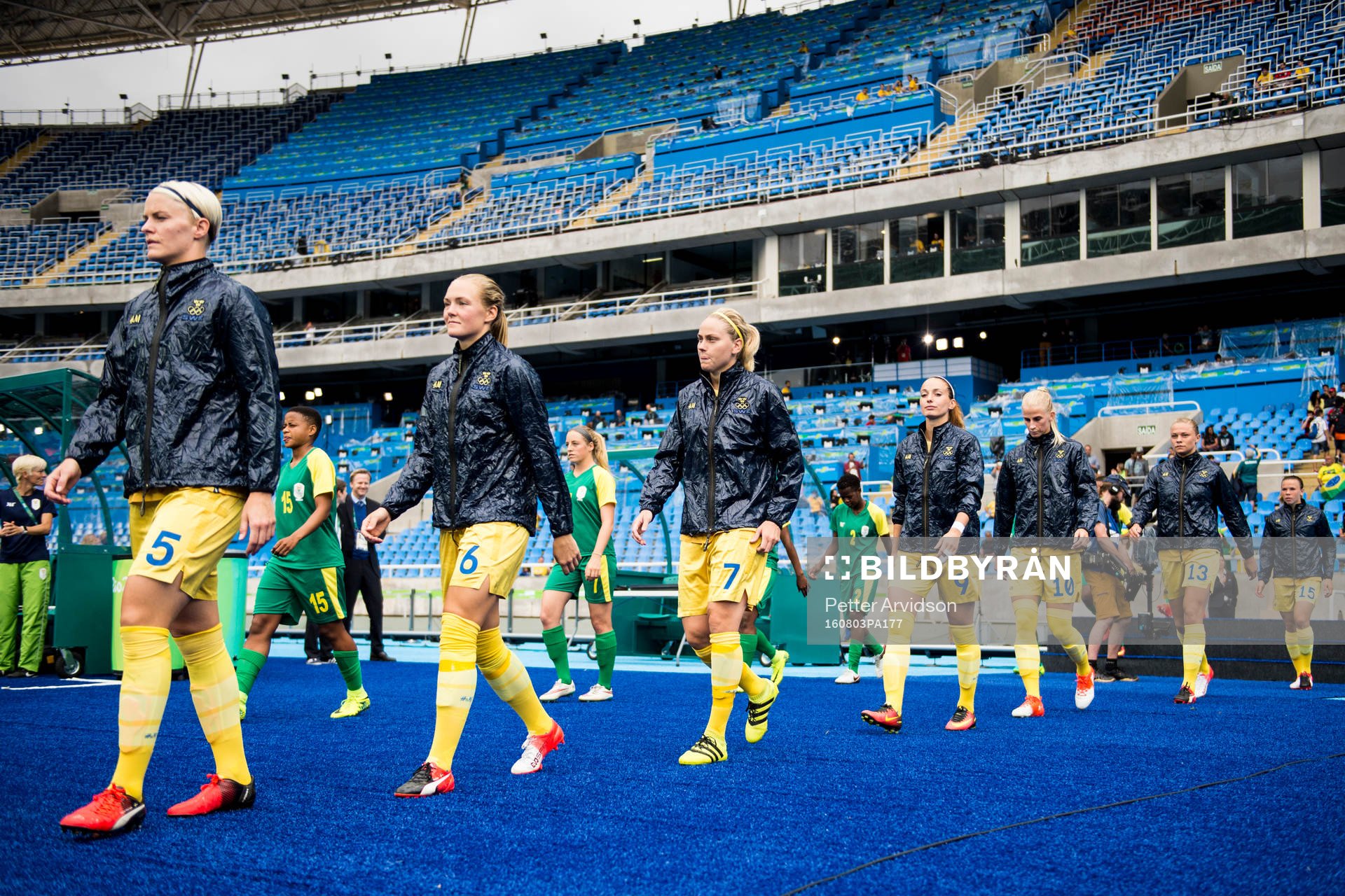 Sveriges Nilla Fischer, Magdalena Ericsson, Lisa Dahlkvist, Kosovare Asllani, Sofia Jakobsson och Fridolina Rolfö gör entré inför fotbollsmatchen mellan Sverige och Sydafrika den 3 augusti 2016 under OS i Rio de Janeiro.