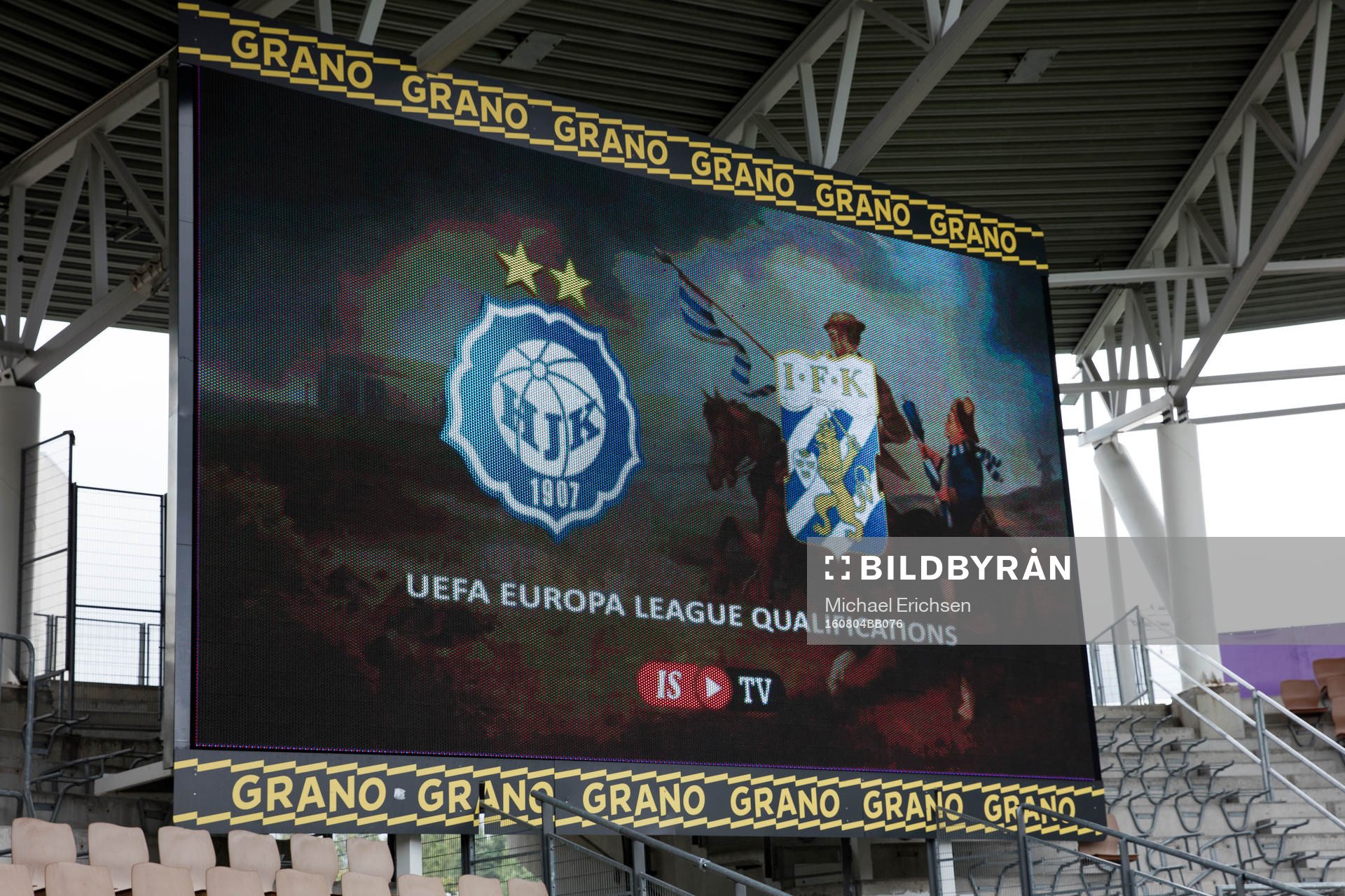 En skärm på Sonera Stadium med kvällens kommande