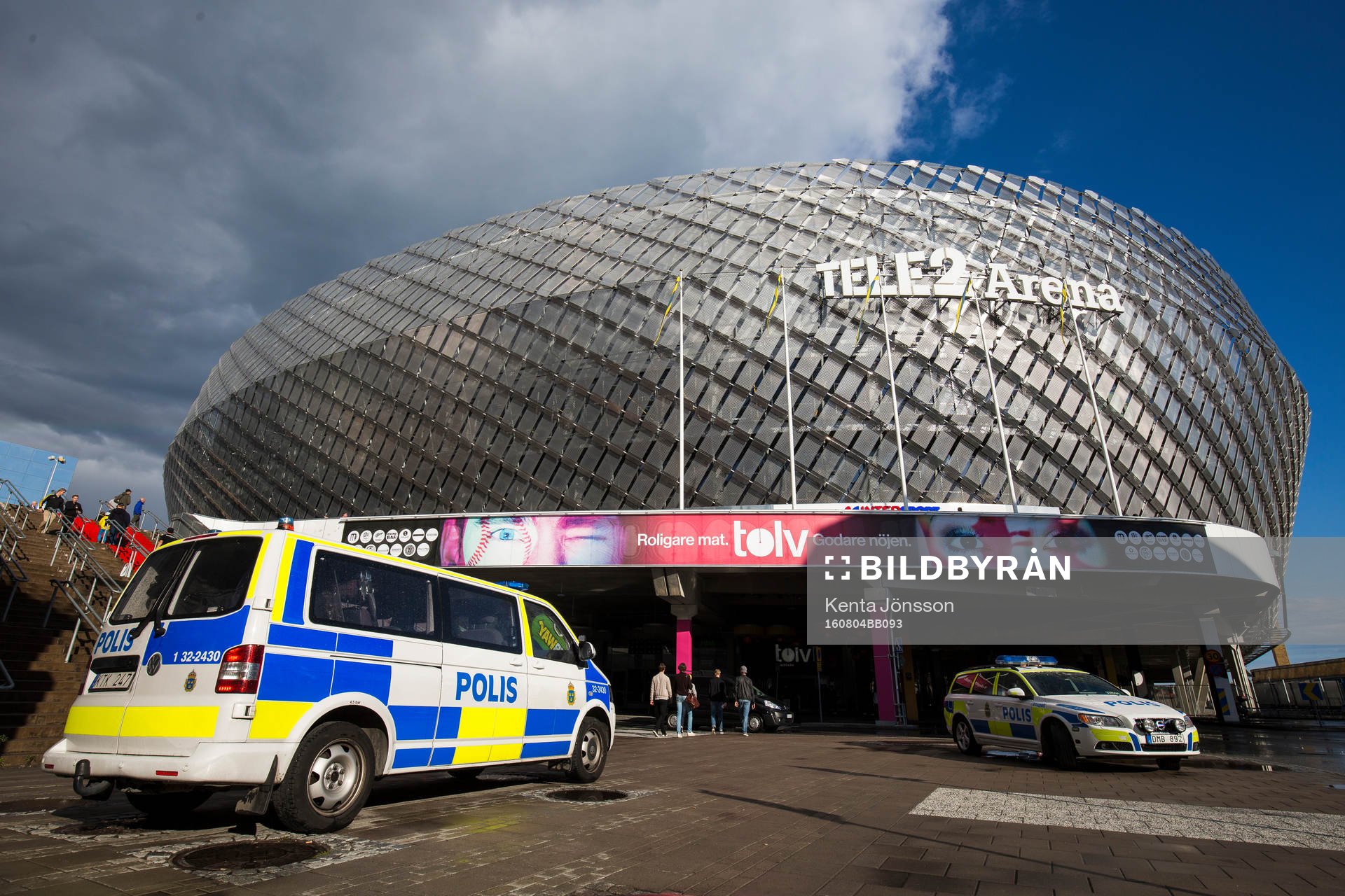 Polisbilar framför Tele2 Arena innan fotbollsmatchen i