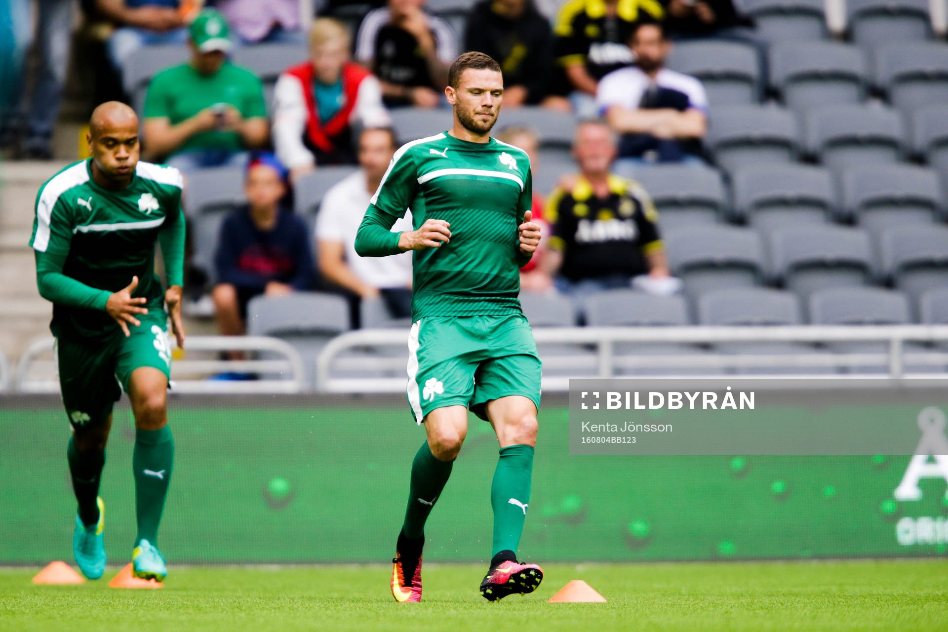 Panathinaikos Marcus Berg värmer upp före fotbollsmatchen