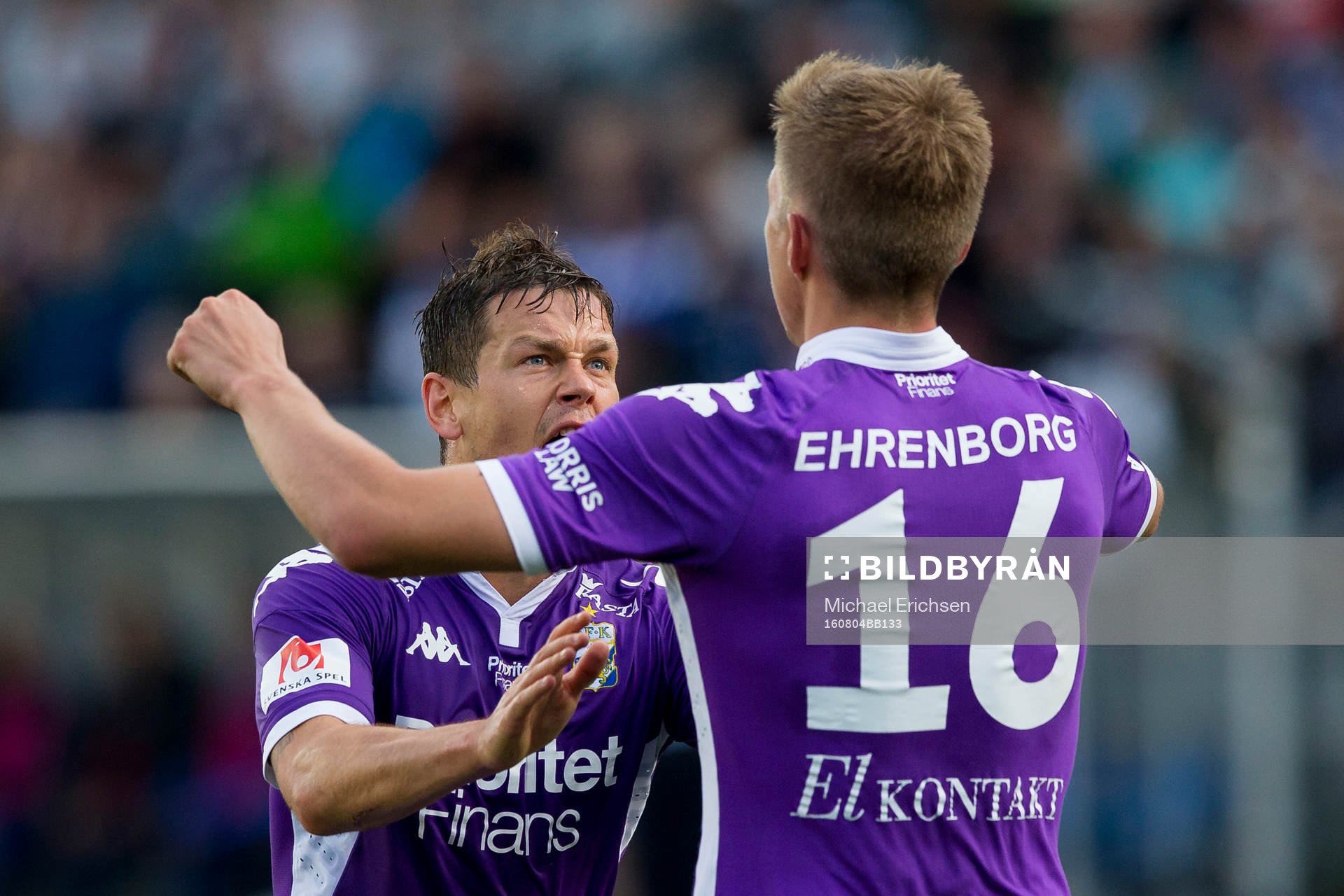IFK Göteborgs Mikael Boman jublar och omfamnas av Mads