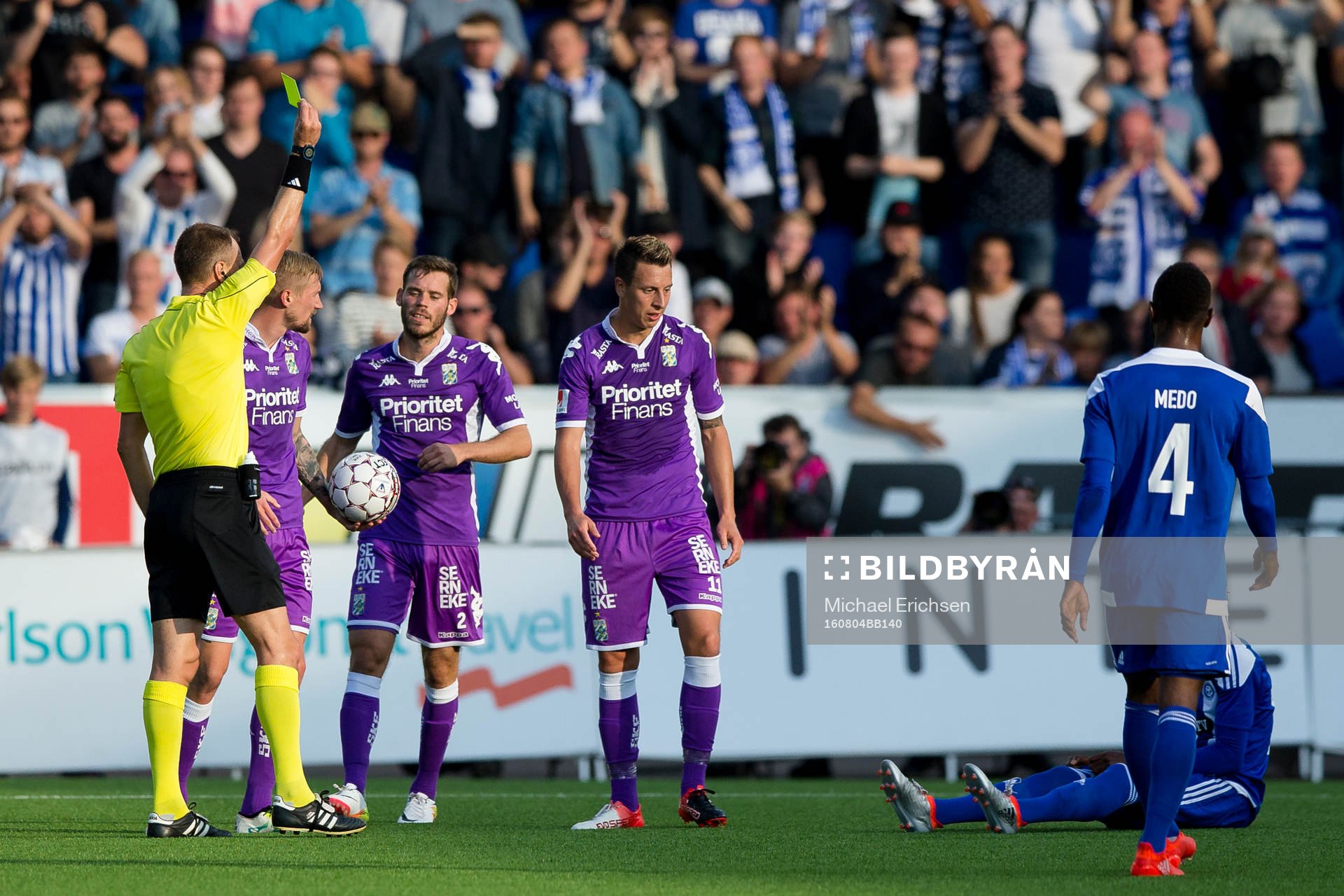 IFK Göteborgs Martin Smedberg Dalence får ett gult kort
