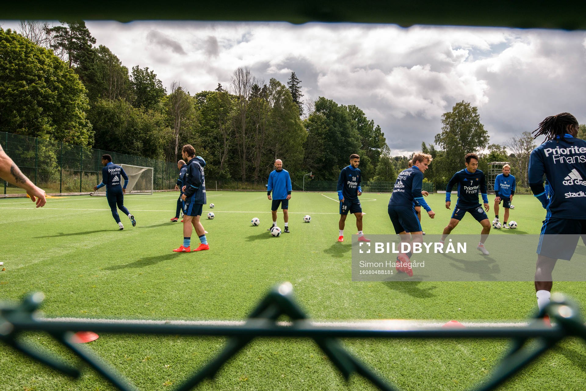 Djurgårdens tränare Mark Dempsey bevakar övningarna