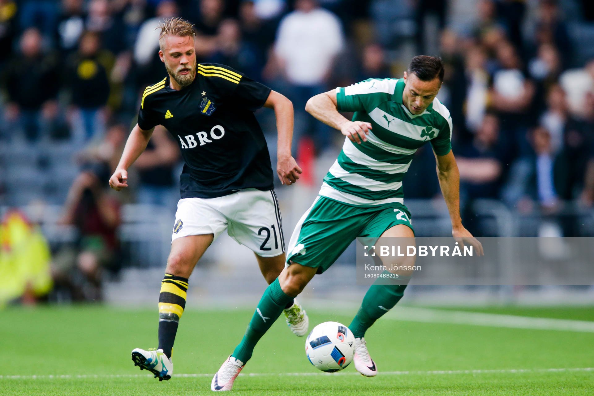 s Daniel Sundgren och Panathinaikos Giandomenico Mesto