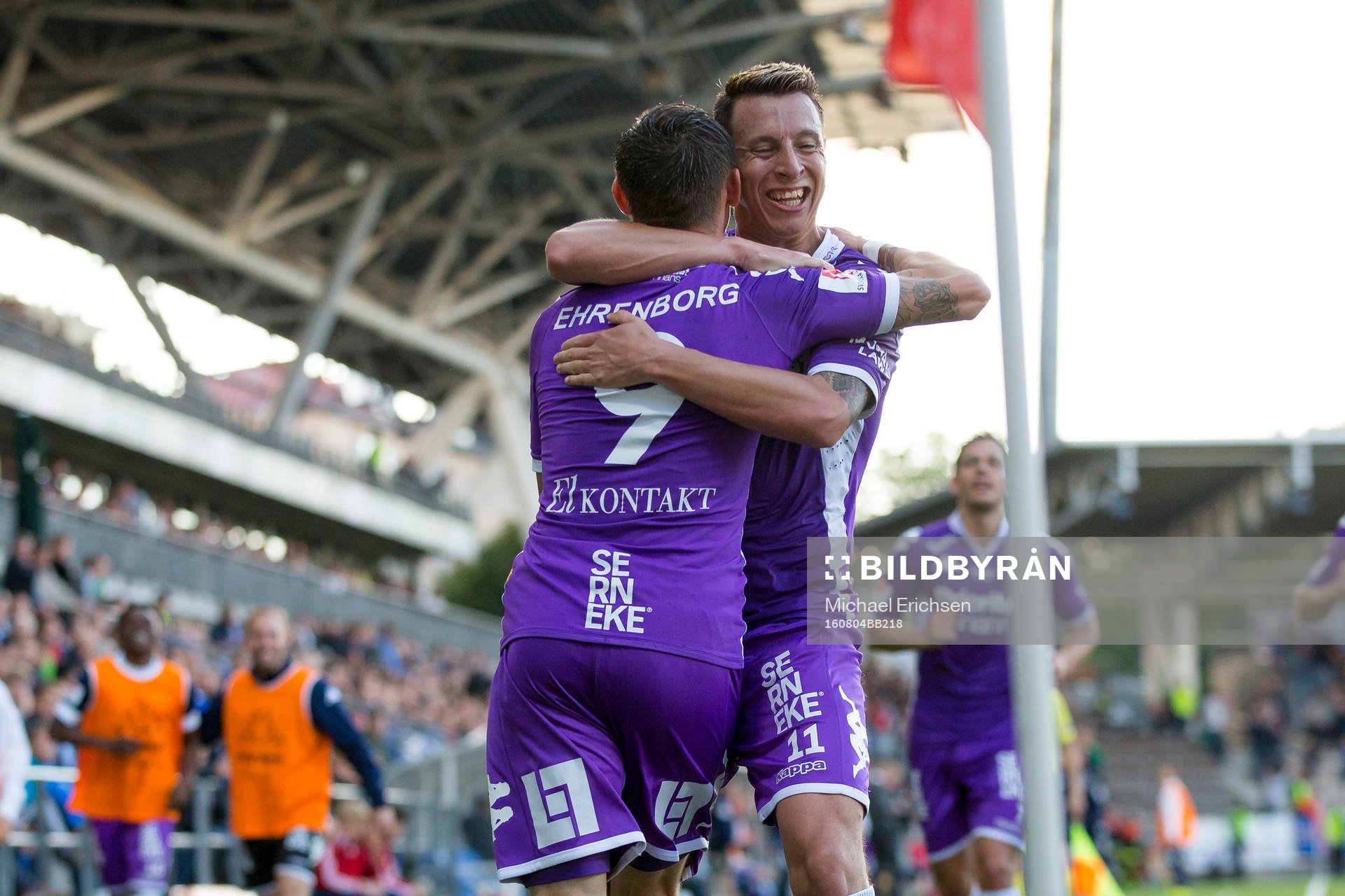 IFK Göteborgs Jakob Ankersen omfamnas av Martin Smedberg Dalence efter sitt 2-0 mål under fotbollsmatchen i kvalet till Europa League mellan HJK Helsingfors och IFK Göteborg den 4 augusti 2016 i Helsingfors.