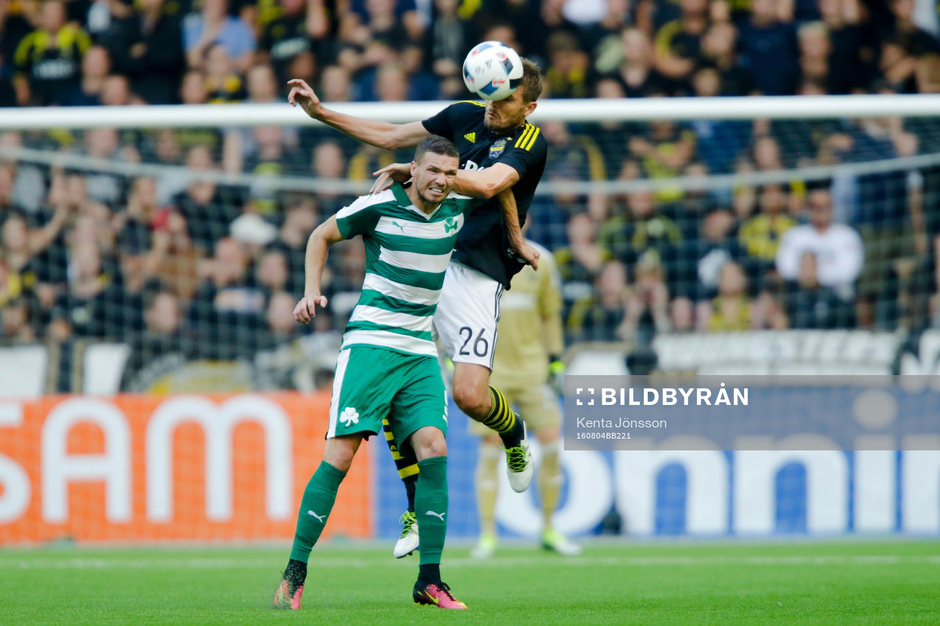 s Jos Hooiveld och Panathinaikos Marcus Berg i en luftduell