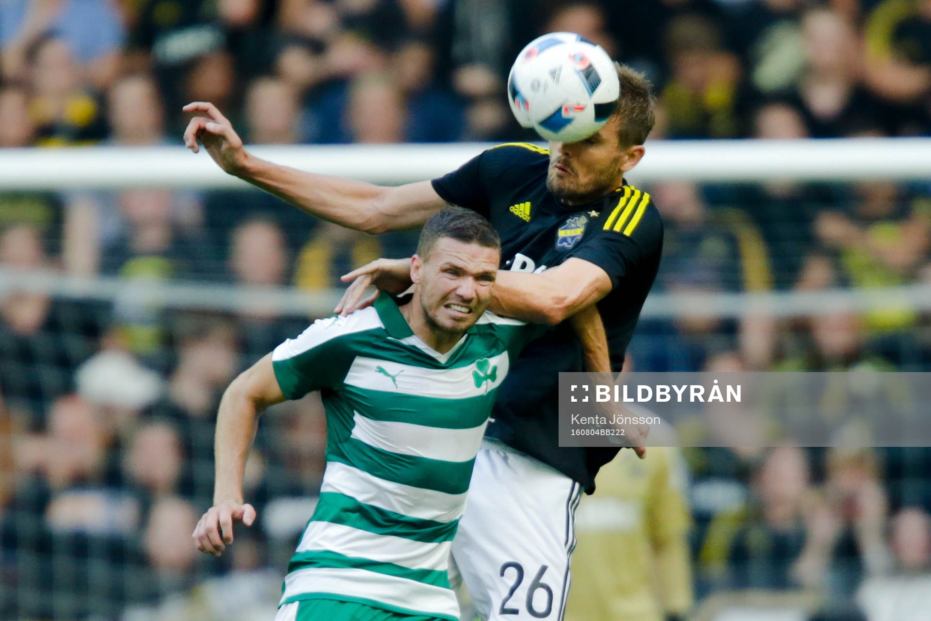 s Jos Hooiveld och Panathinaikos Marcus Berg i en luftduell