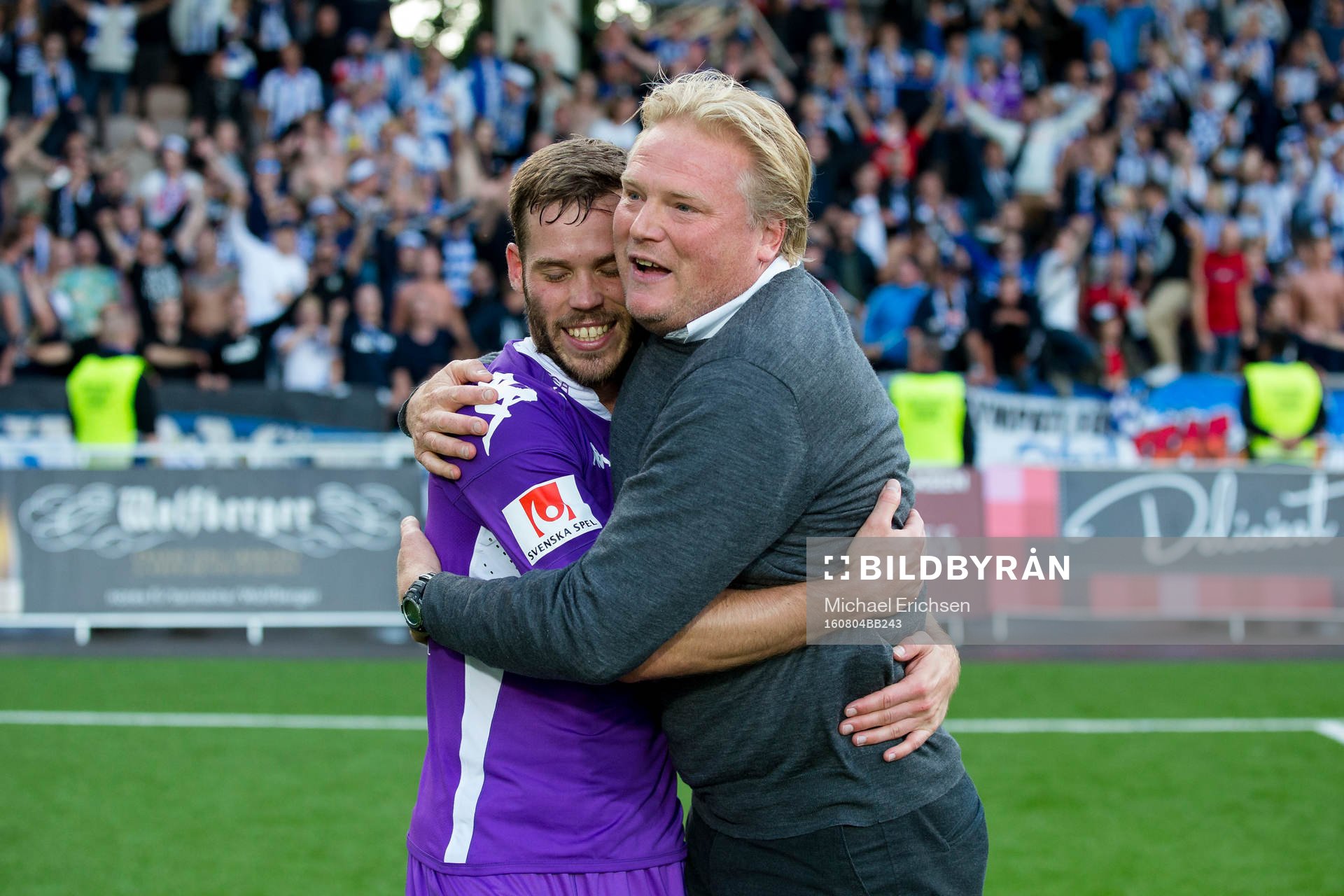 IFK Göteborgs Emil Salomonsson blir omfamnad av tränare