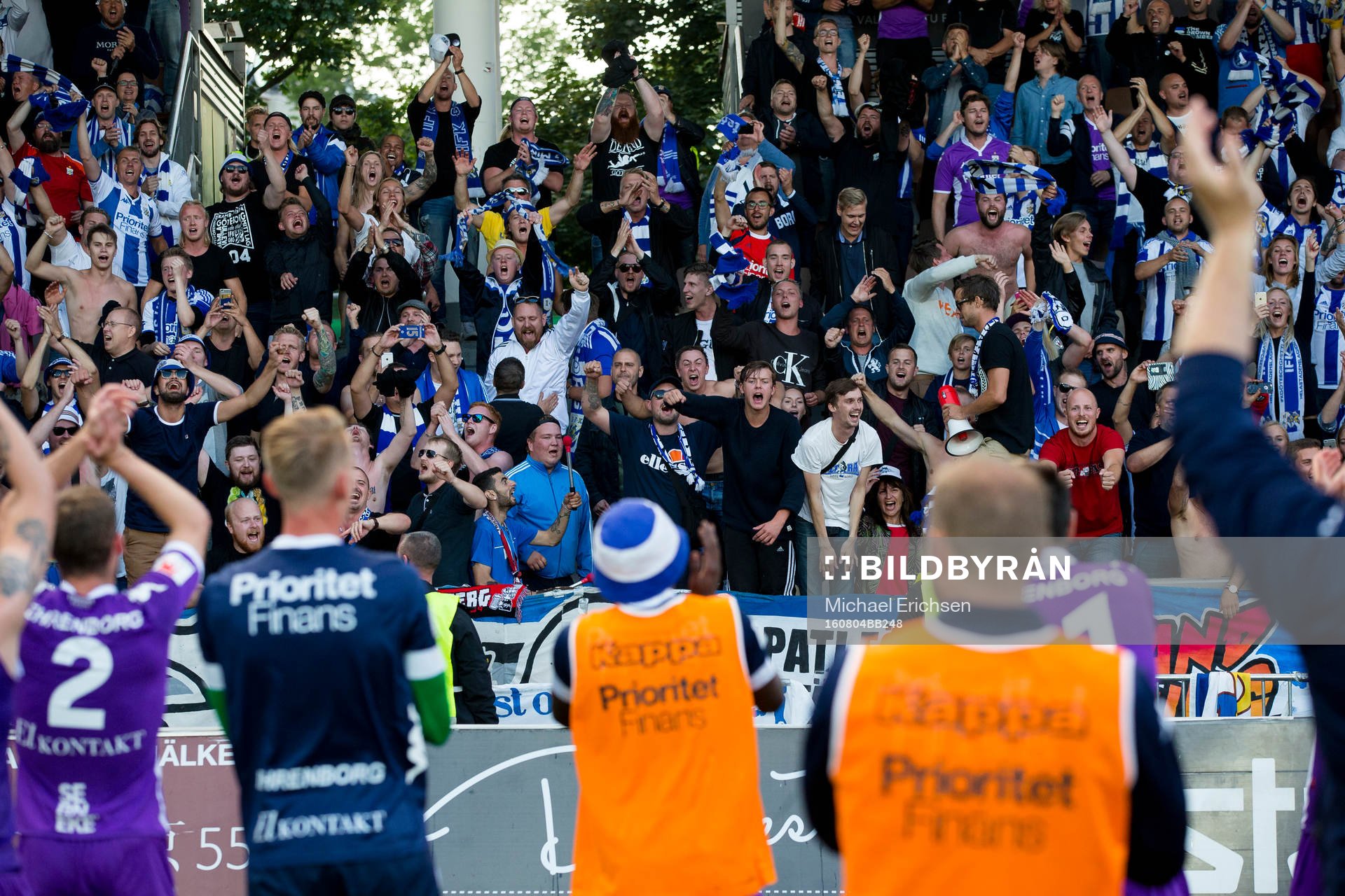 IFK Göteborg hyllas av och tackar tillresta supportrar