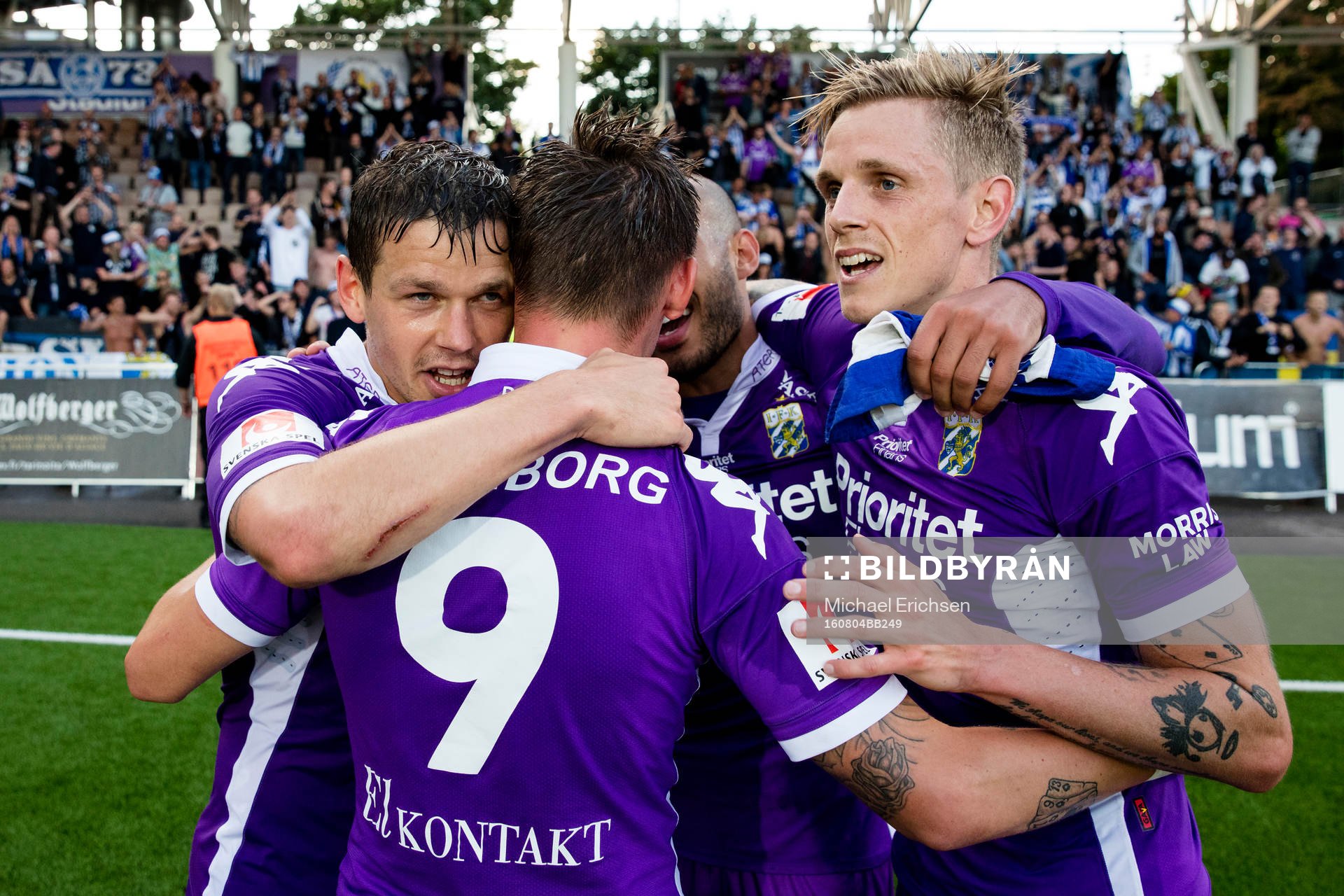 IFK Göteborgs Jakob Ankersen kramas om av Mads Albeck,