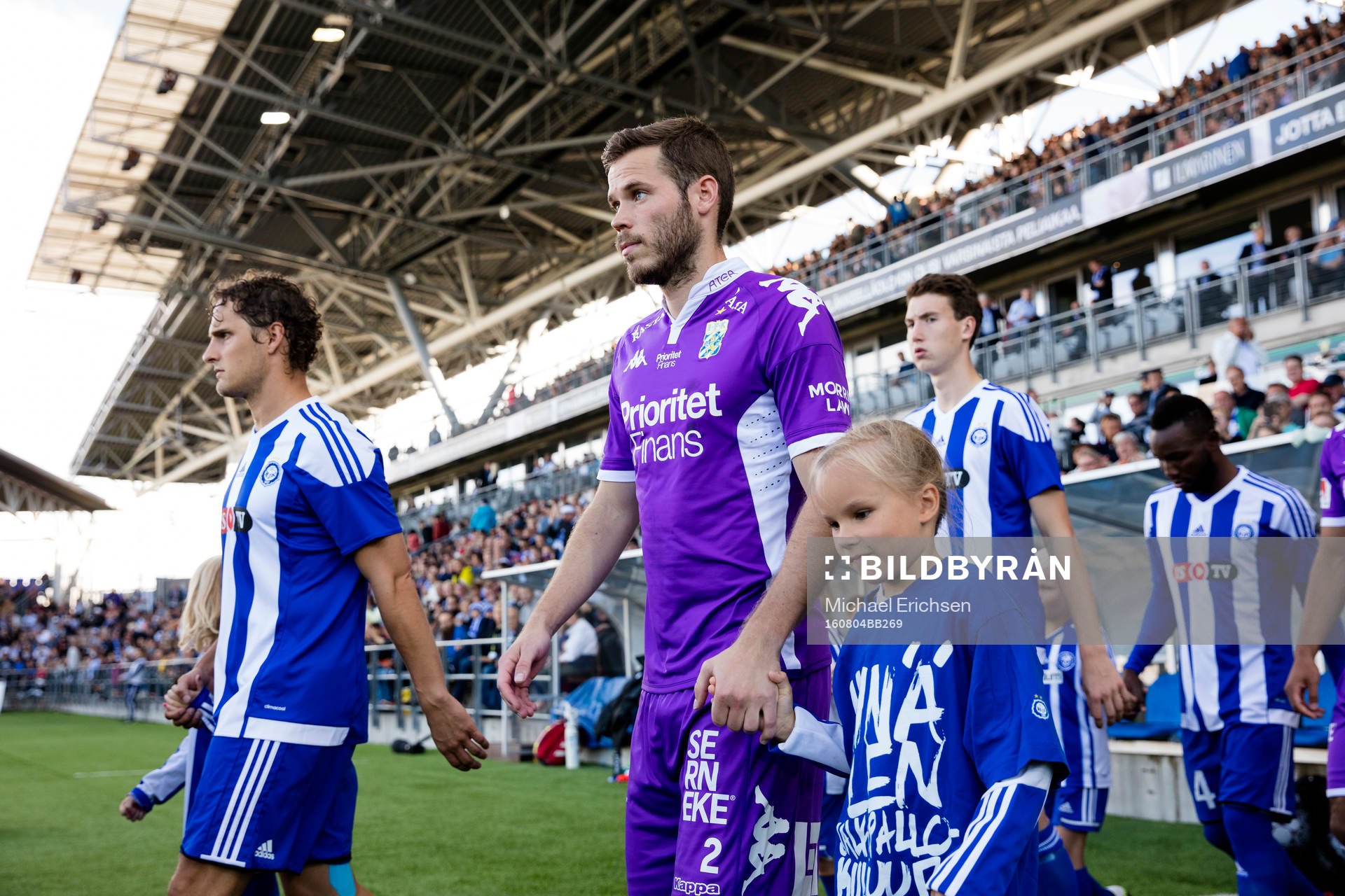 IFK Göteborgs Emil Salomonsson på väg ut till