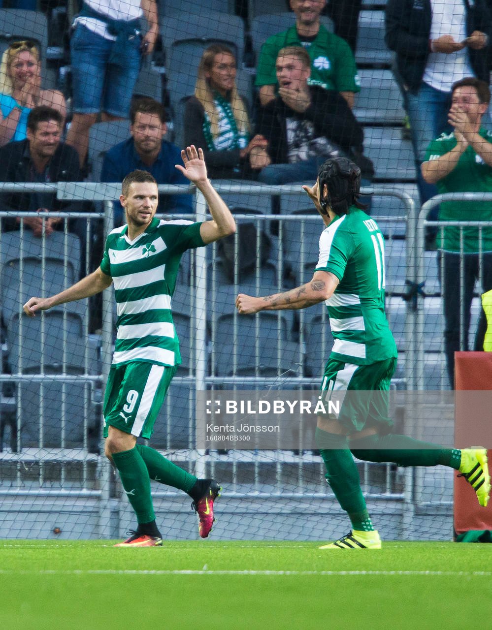 Panathinaikos Marcus Berg jublar med lagkamrater