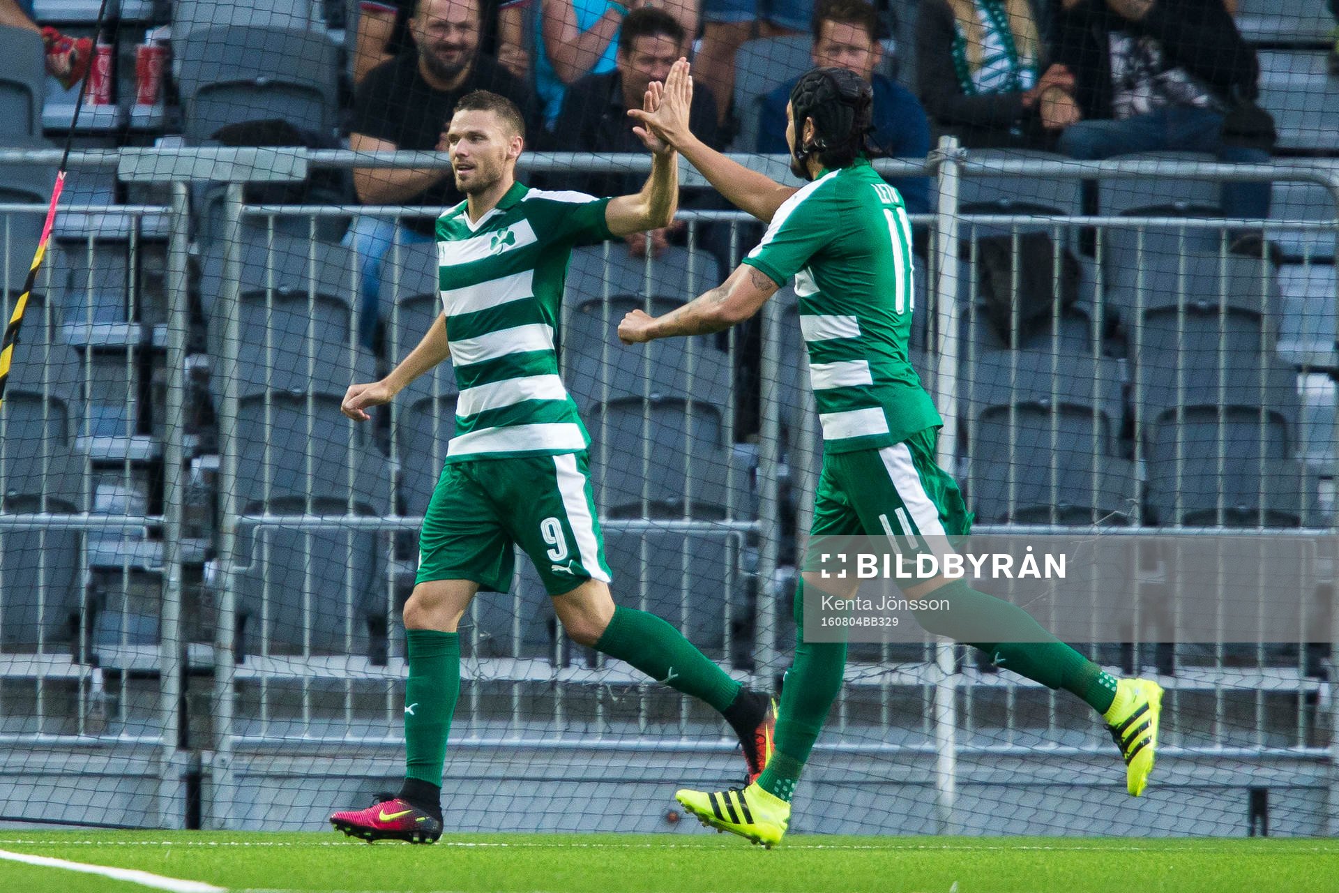 Panathinaikos Marcus Berg jubelefter sitt 2-0 mål