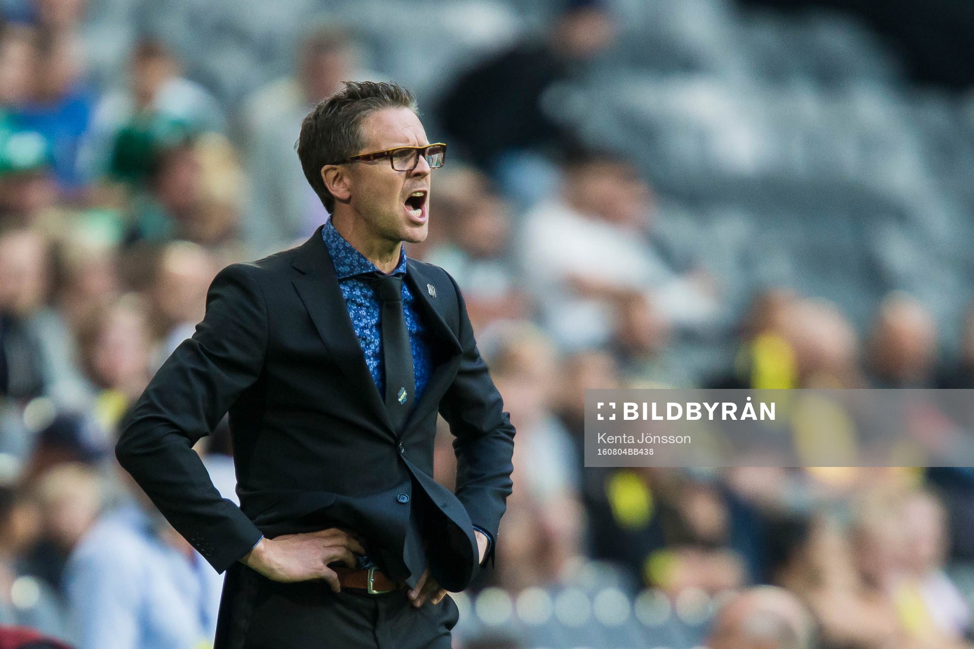 s tränare Rikard Norling reagerar