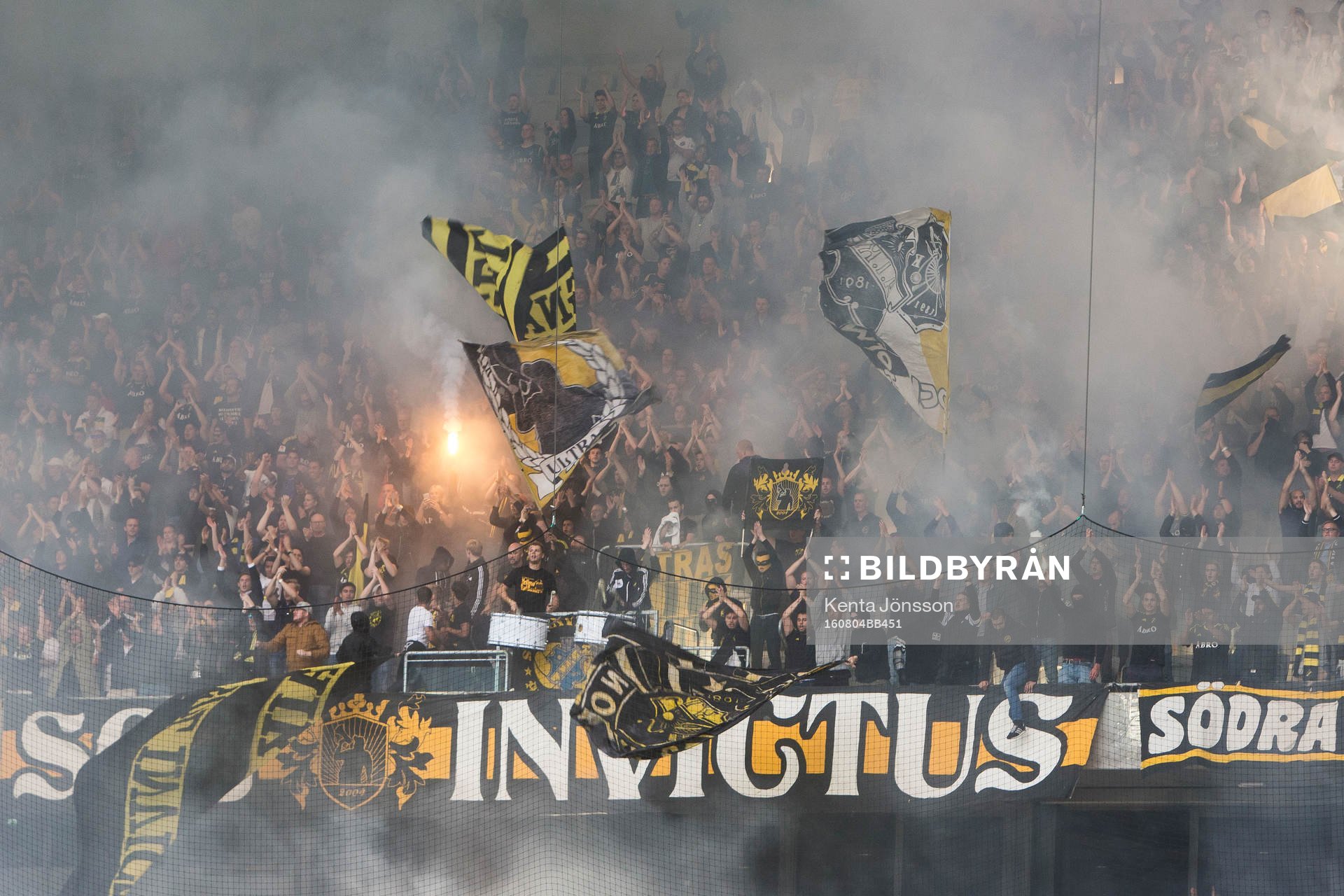 s supportrar med flaggor och rök
