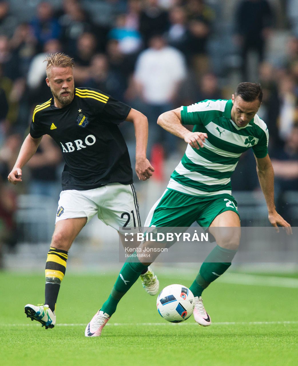 s Daniel Sundgren i kamp om bollen med Panathinaikos