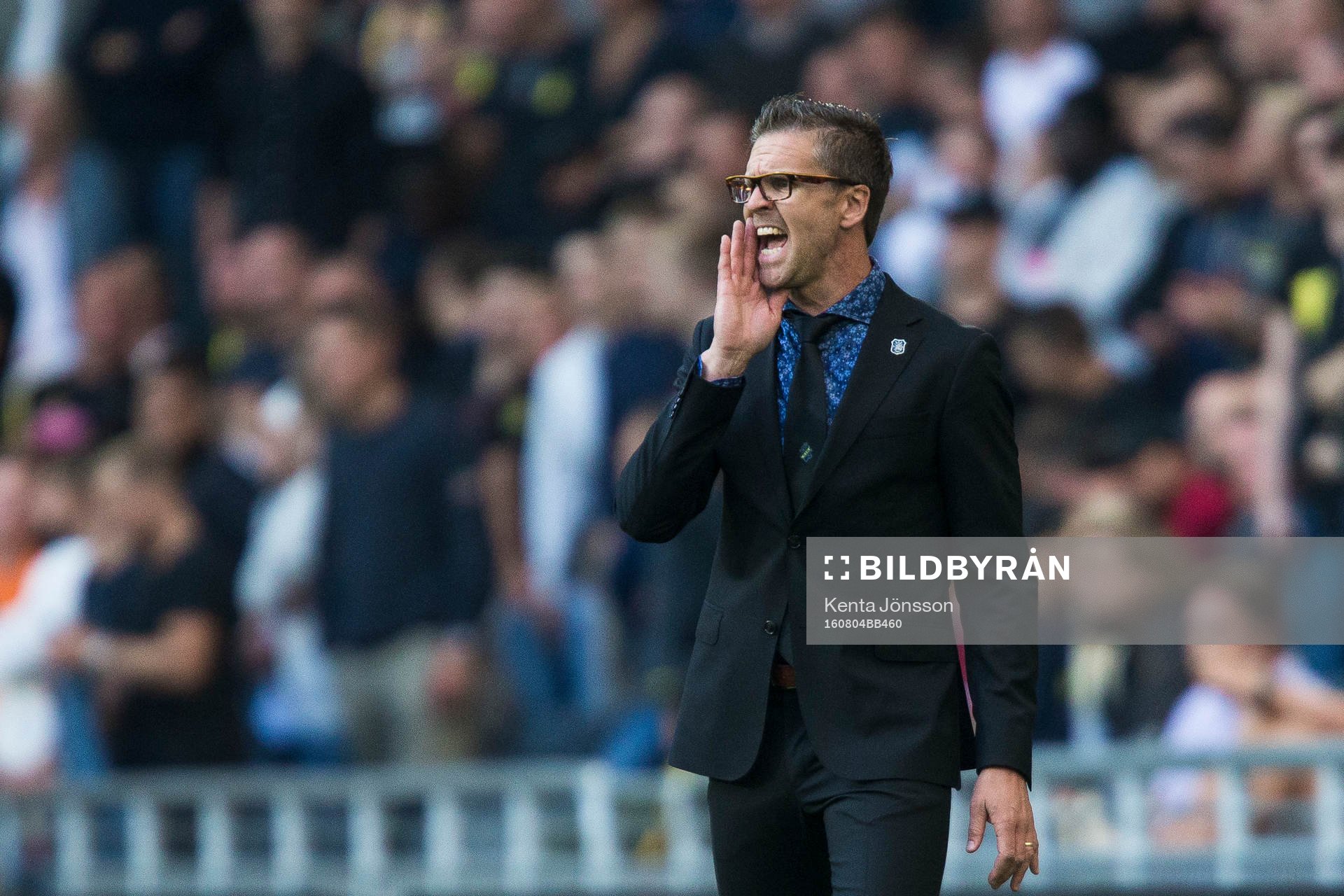 s tränare Rikard Norling reagerar