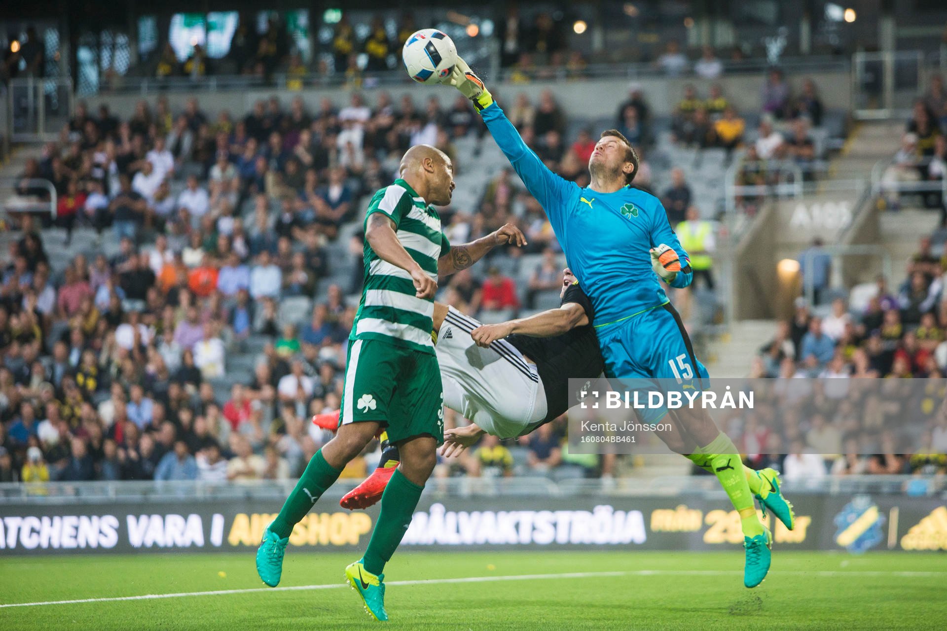 Panathinaikos målvakt Luke Steele med en räddning i kamp