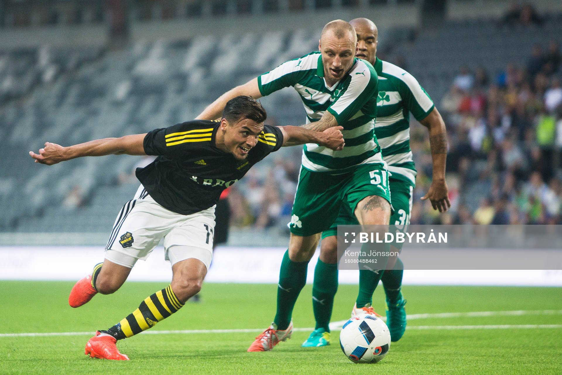 s Ahmed Yasin i kamp om bollen med Panathinaikos Ivan Ivanov