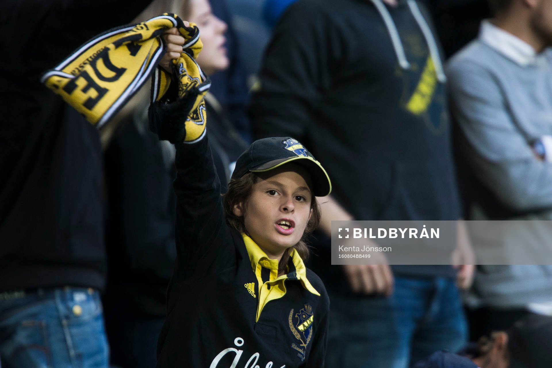 Ung AIK-supporter med en halsduk