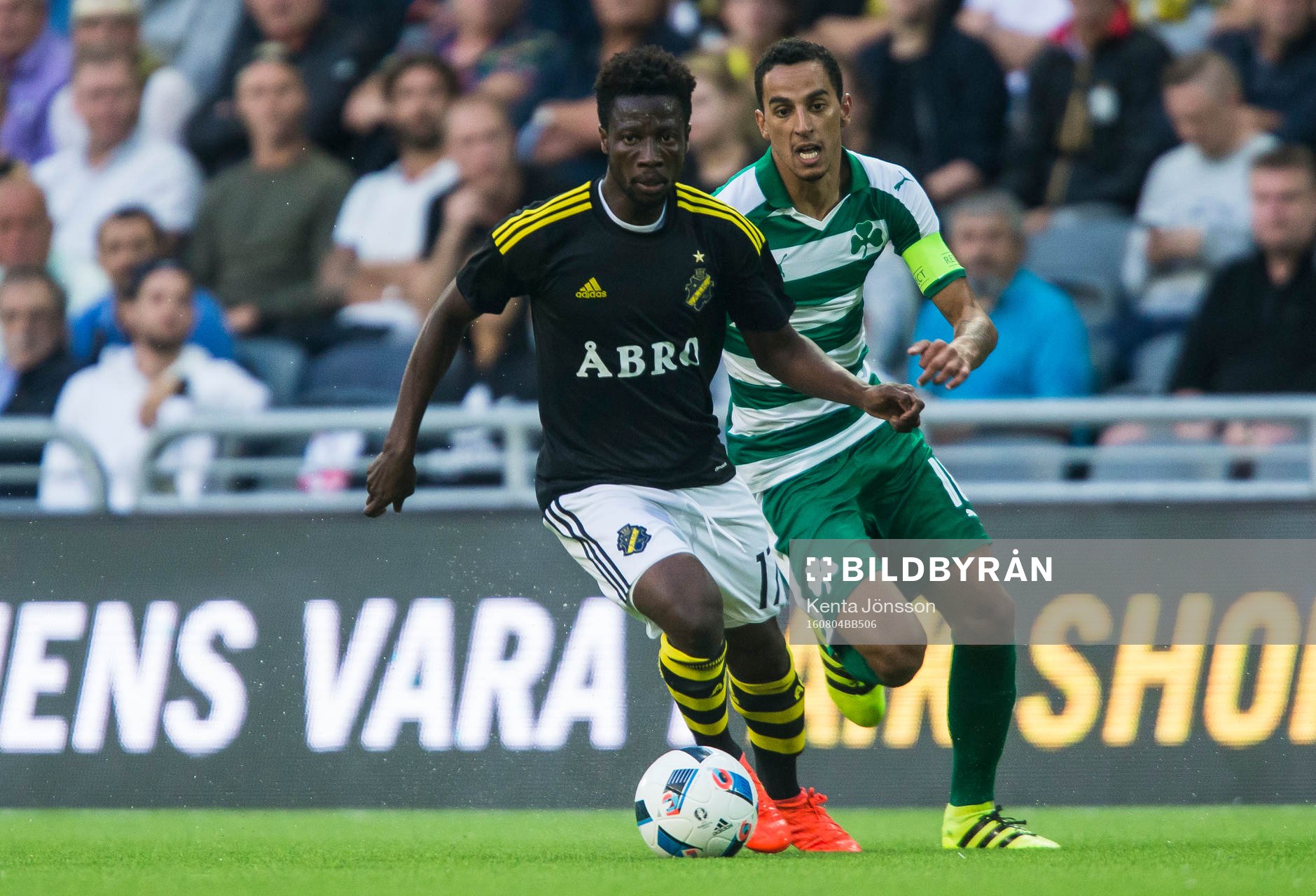 s Ebenezer Ofori i kamp om bollen med Panathinaikos Zeca