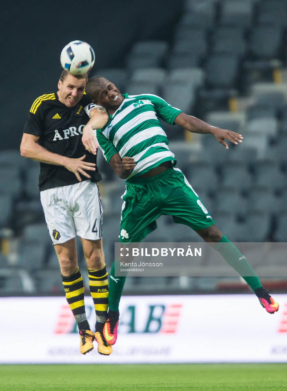 s Nils-Eric Johansson i kamp om bollen med Panathinaikos